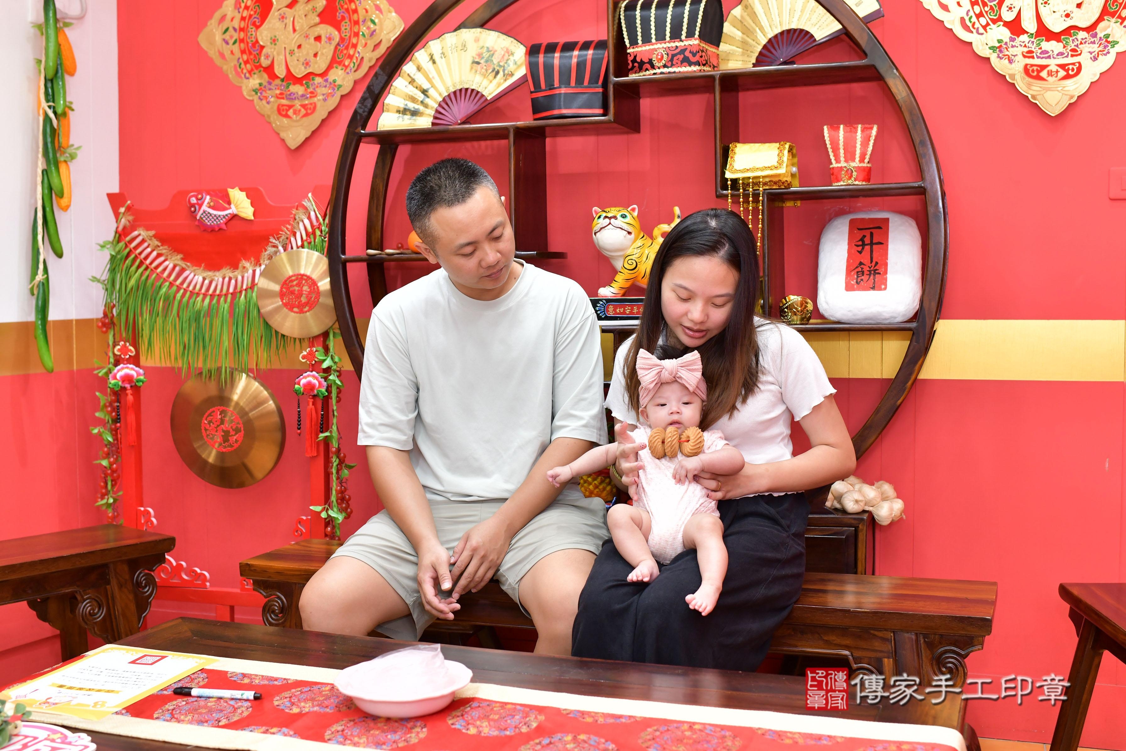 傳家手工印章桃園店、抓周、度脺、美式風會場、傳家嬰兒古禮、吉祥話、抓周道具物品24種、拍照。抓周證書。寶寶抓周、滿周歲、生日快樂、祝福
