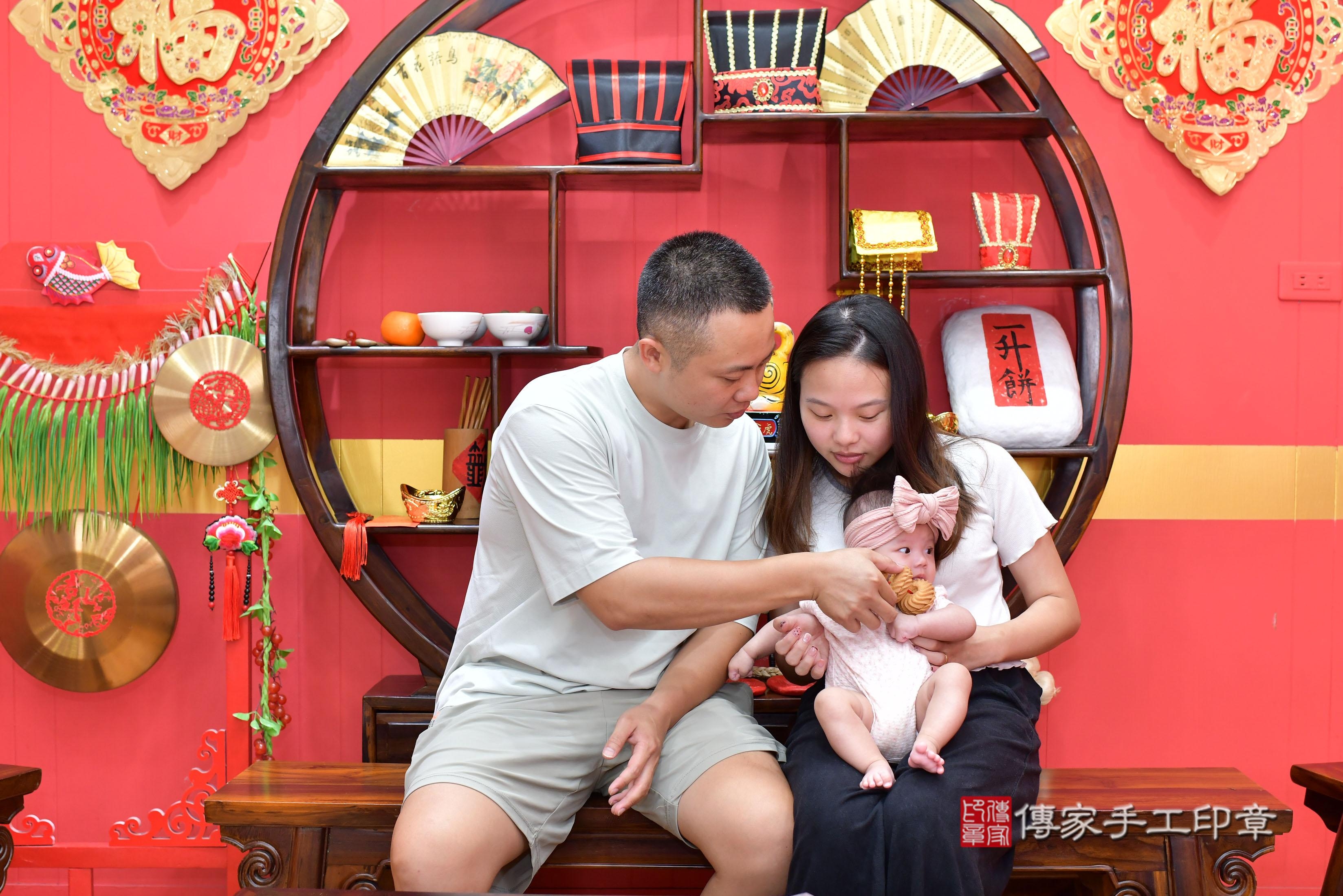 傳家手工印章桃園店、抓周、度脺、美式風會場、傳家嬰兒古禮、吉祥話、抓周道具物品24種、拍照。抓周證書。寶寶抓周、滿周歲、生日快樂、祝福