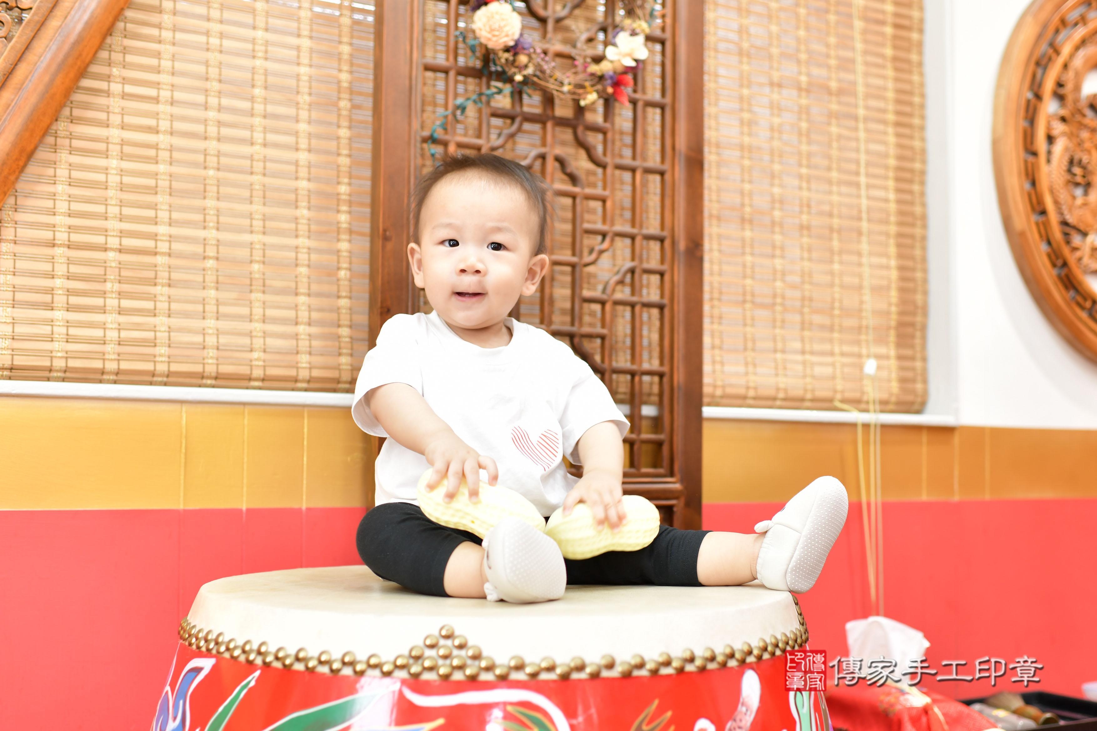 傳家手工印章桃園店、抓周、度脺、美式風會場、傳家嬰兒古禮、吉祥話、抓周道具物品24種、拍照。抓周證書。寶寶抓周、滿周歲、生日快樂、祝福