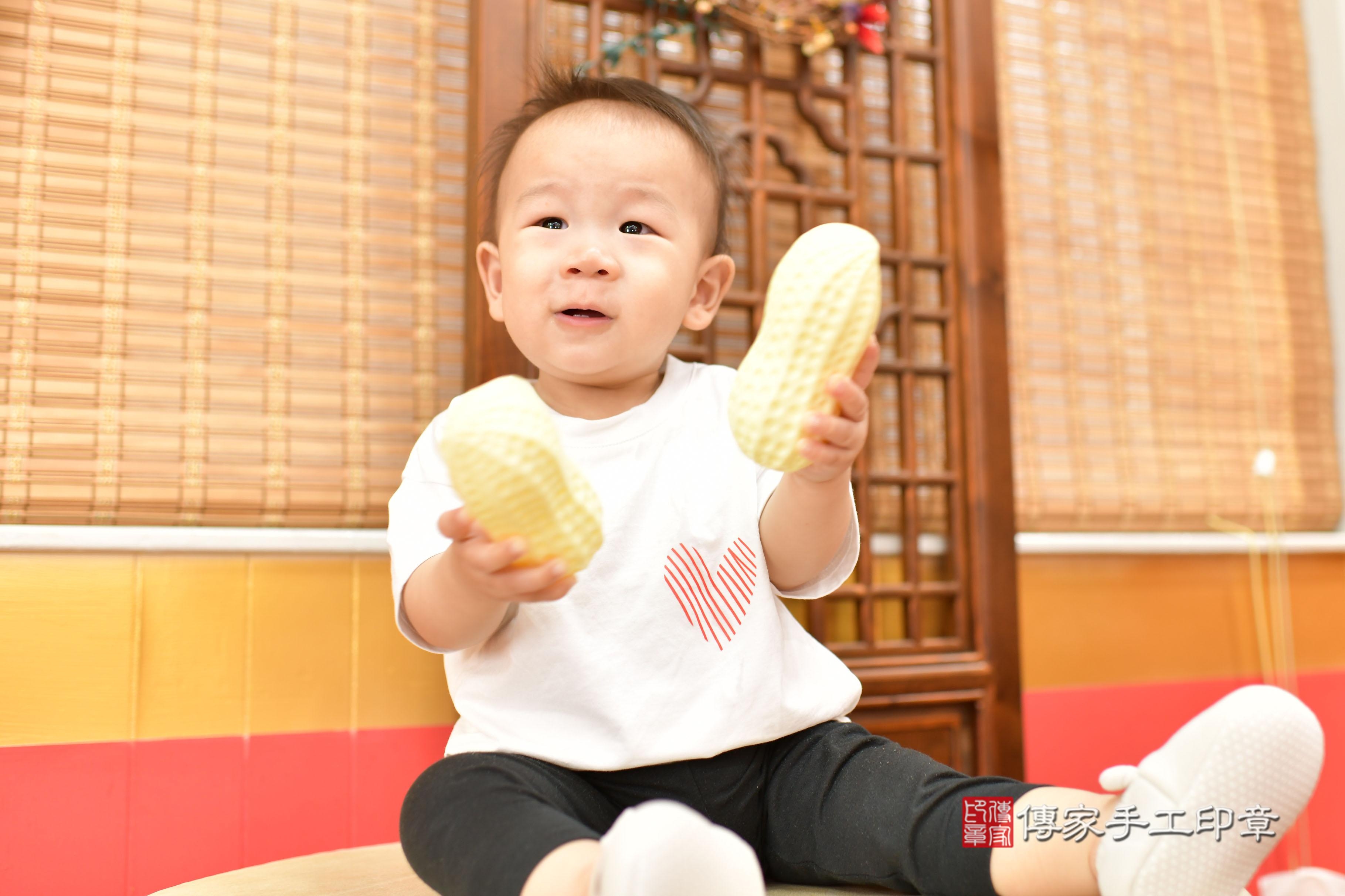 傳家手工印章桃園店、抓周、度脺、美式風會場、傳家嬰兒古禮、吉祥話、抓周道具物品24種、拍照。抓周證書。寶寶抓周、滿周歲、生日快樂、祝福