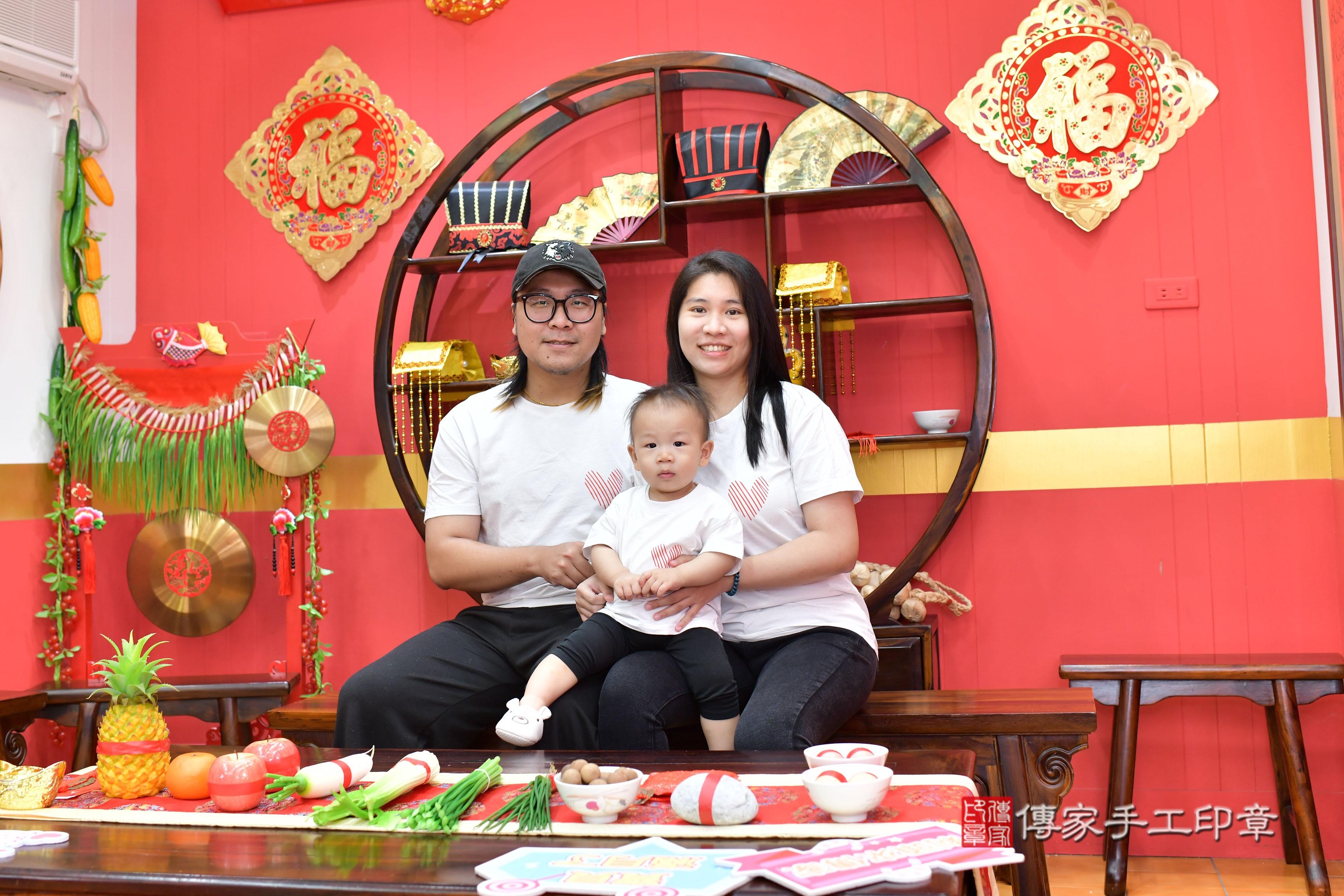 傳家手工印章桃園店、抓周、度脺、美式風會場、傳家嬰兒古禮、吉祥話、抓周道具物品24種、拍照。抓周證書。寶寶抓周、滿周歲、生日快樂、祝福