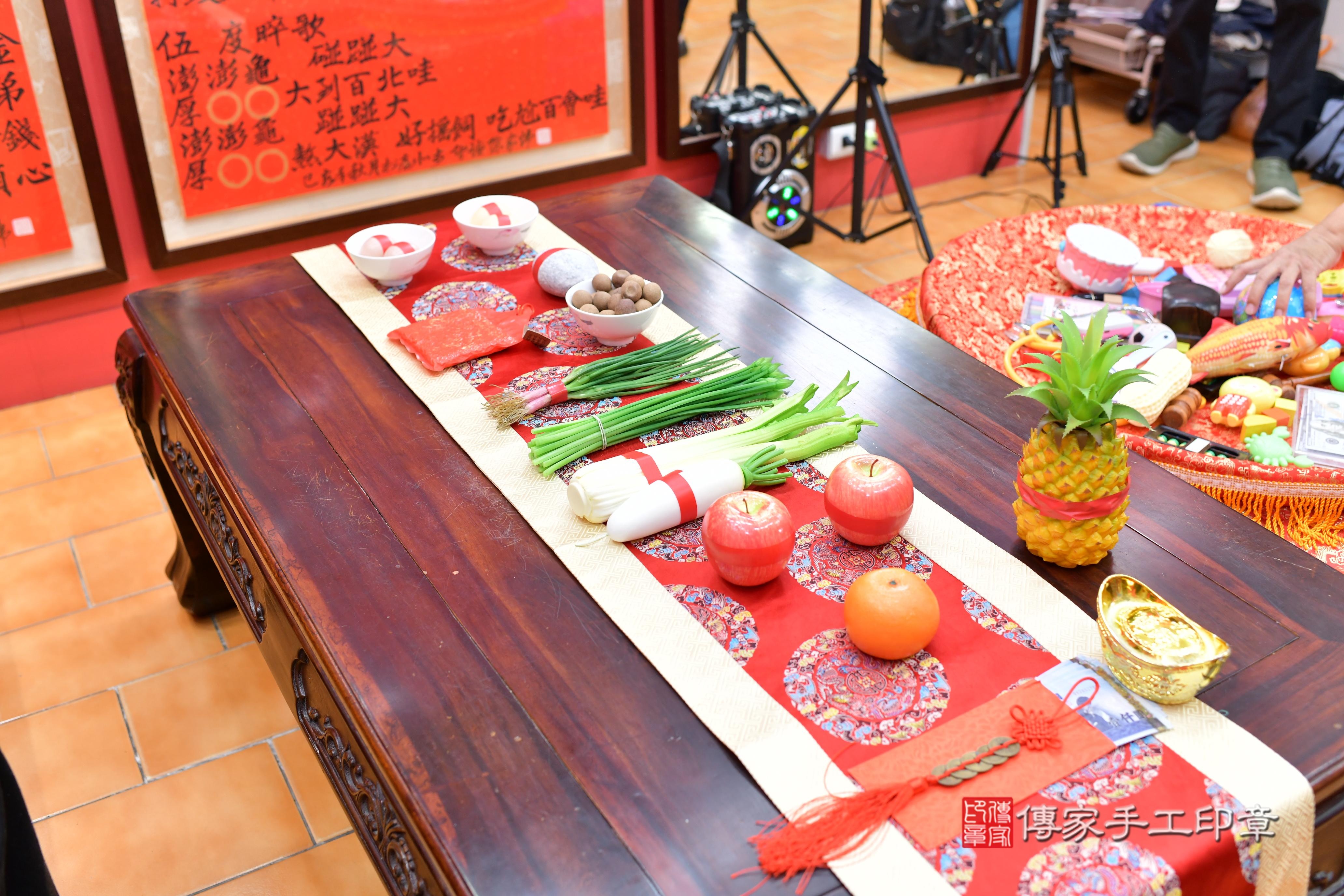 傳家手工印章桃園店、抓周、度脺、美式風會場、傳家嬰兒古禮、吉祥話、抓周道具物品24種、拍照。抓周證書。寶寶抓周、滿周歲、生日快樂、祝福