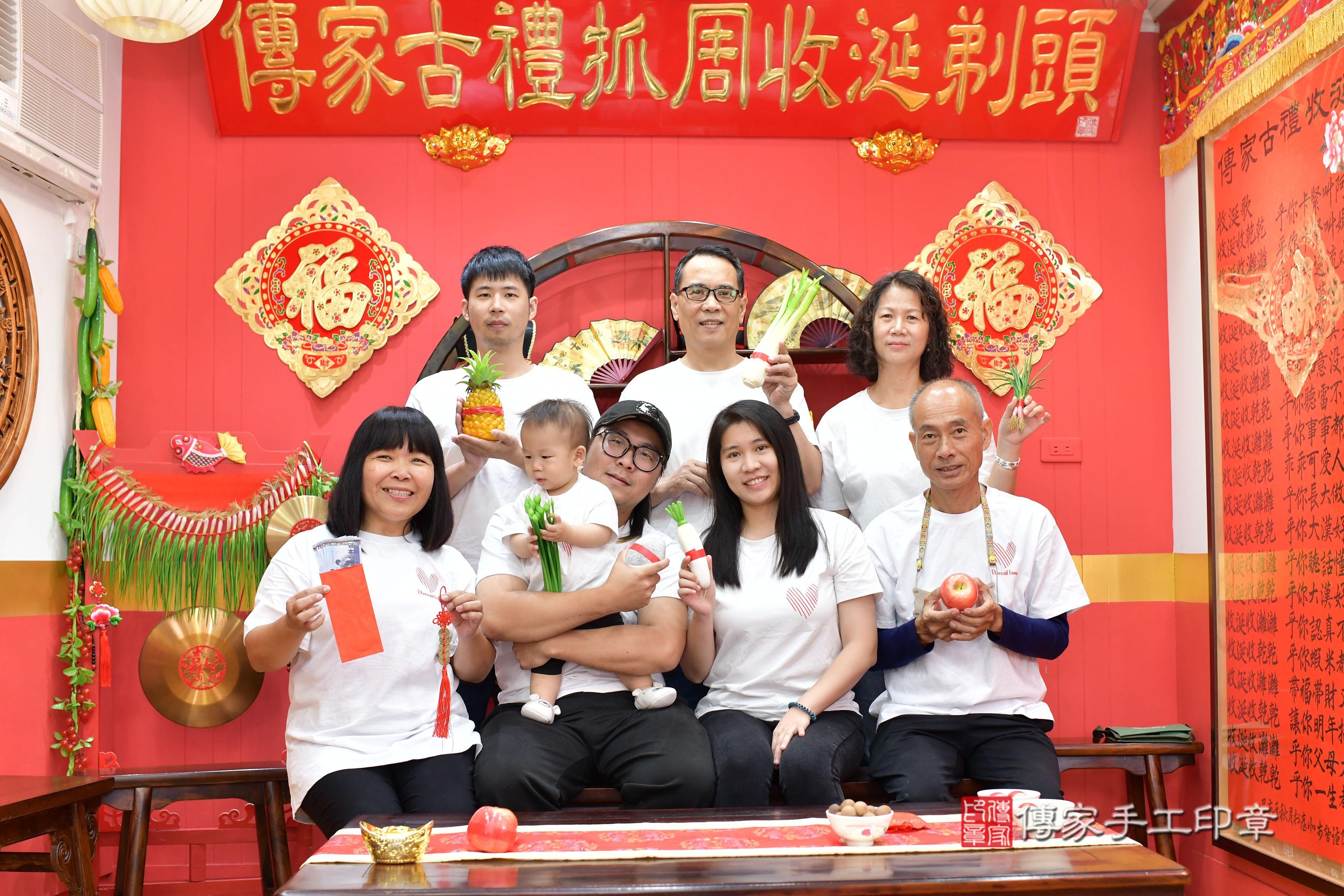 傳家手工印章桃園店、抓周、度脺、美式風會場、傳家嬰兒古禮、吉祥話、抓周道具物品24種、拍照。抓周證書。寶寶抓周、滿周歲、生日快樂、祝福