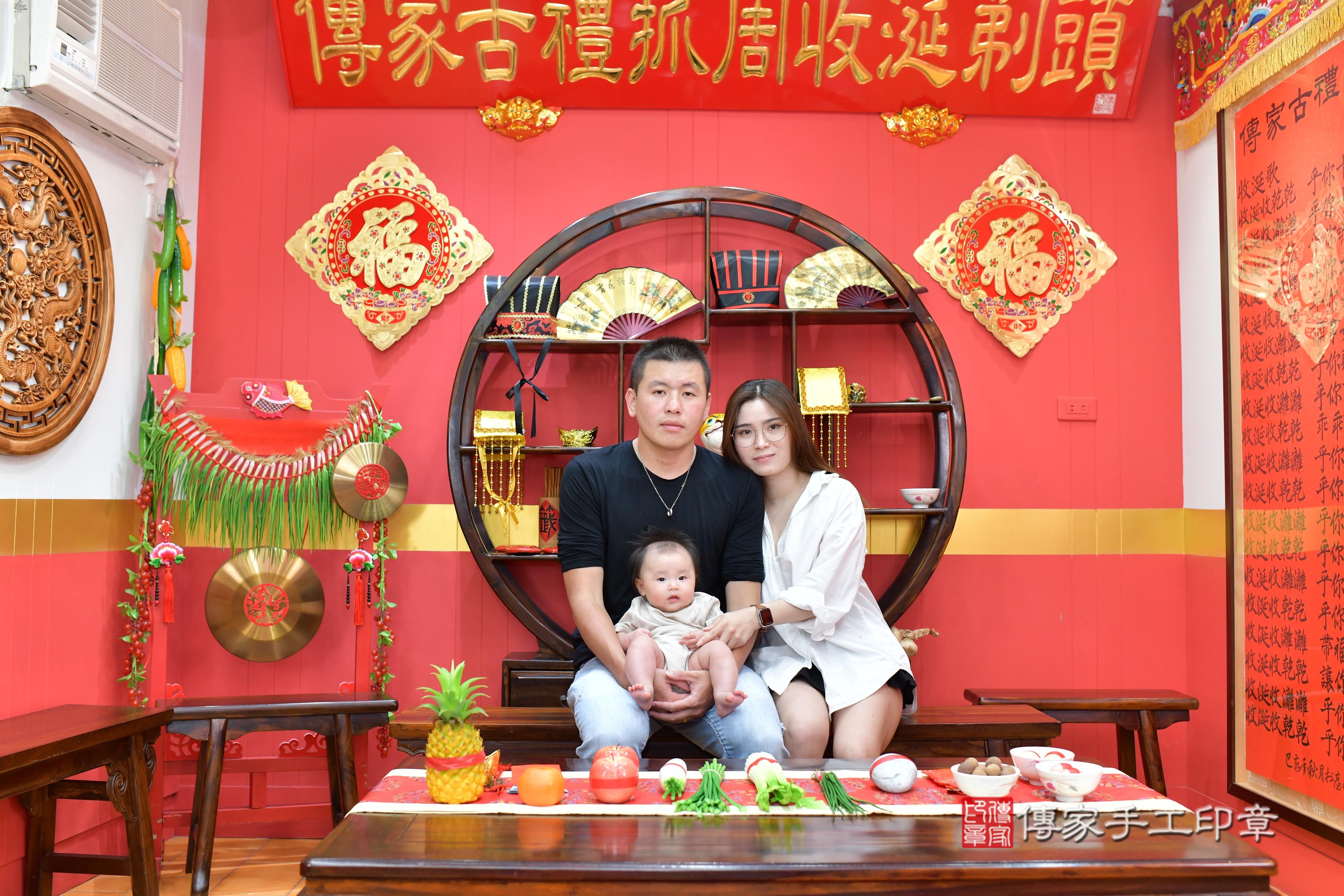傳家手工印章桃園店、抓周、度脺、美式風會場、傳家嬰兒古禮、吉祥話、抓周道具物品24種、拍照。抓周證書。寶寶抓周、滿周歲、生日快樂、祝福