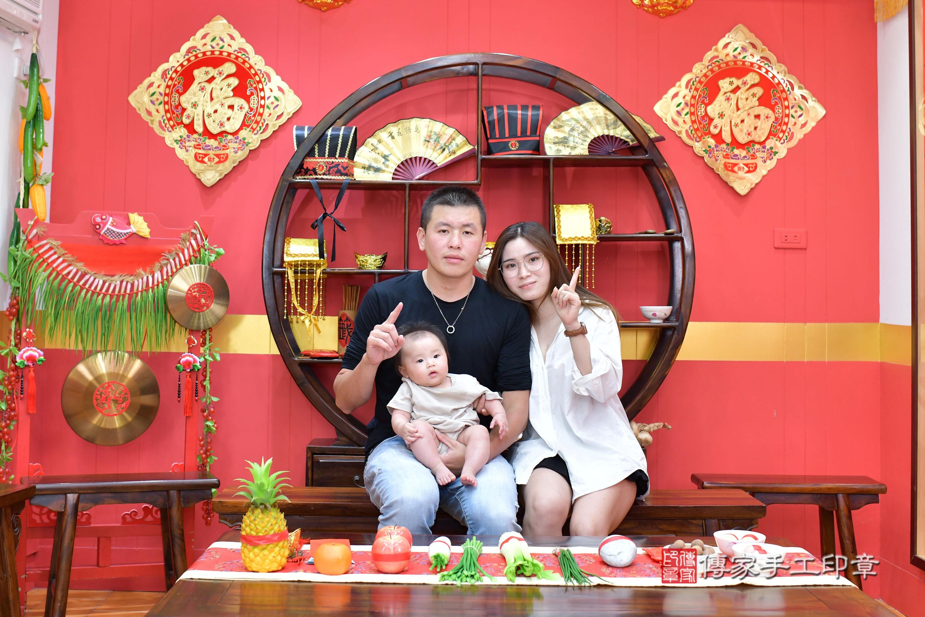 傳家手工印章桃園店、抓周、度脺、美式風會場、傳家嬰兒古禮、吉祥話、抓周道具物品24種、拍照。抓周證書。寶寶抓周、滿周歲、生日快樂、祝福