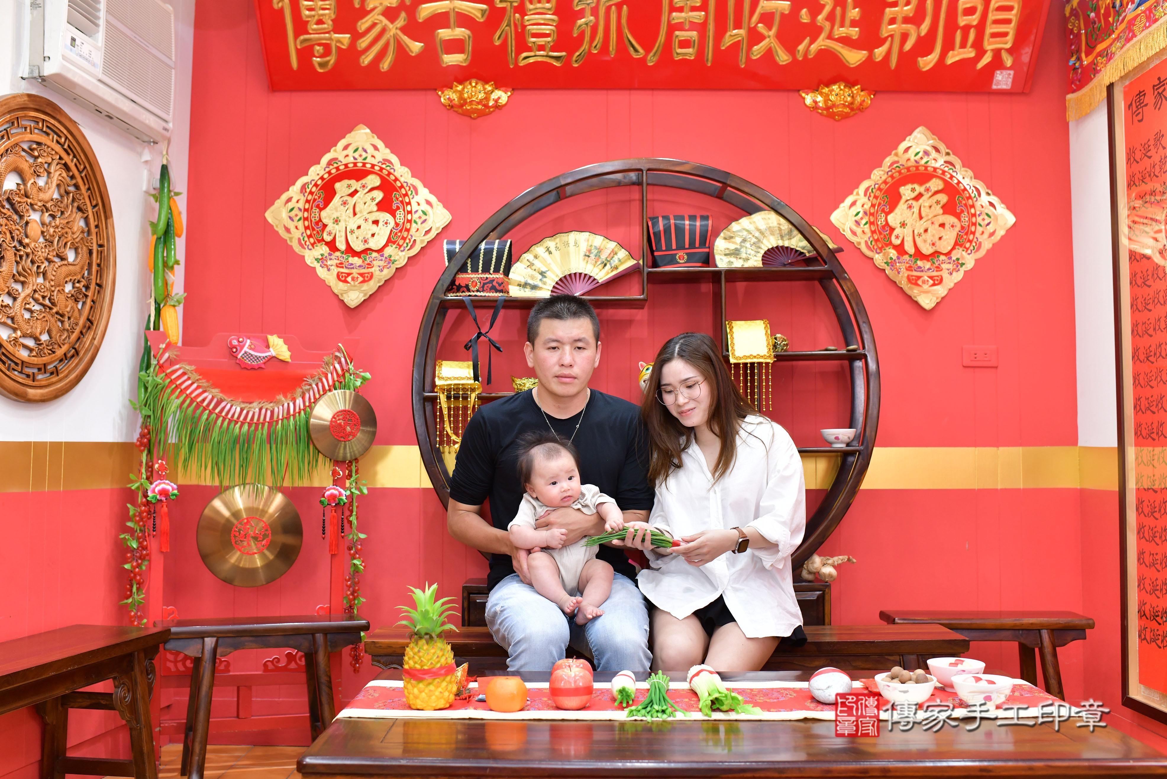 傳家手工印章桃園店、抓周、度脺、美式風會場、傳家嬰兒古禮、吉祥話、抓周道具物品24種、拍照。抓周證書。寶寶抓周、滿周歲、生日快樂、祝福