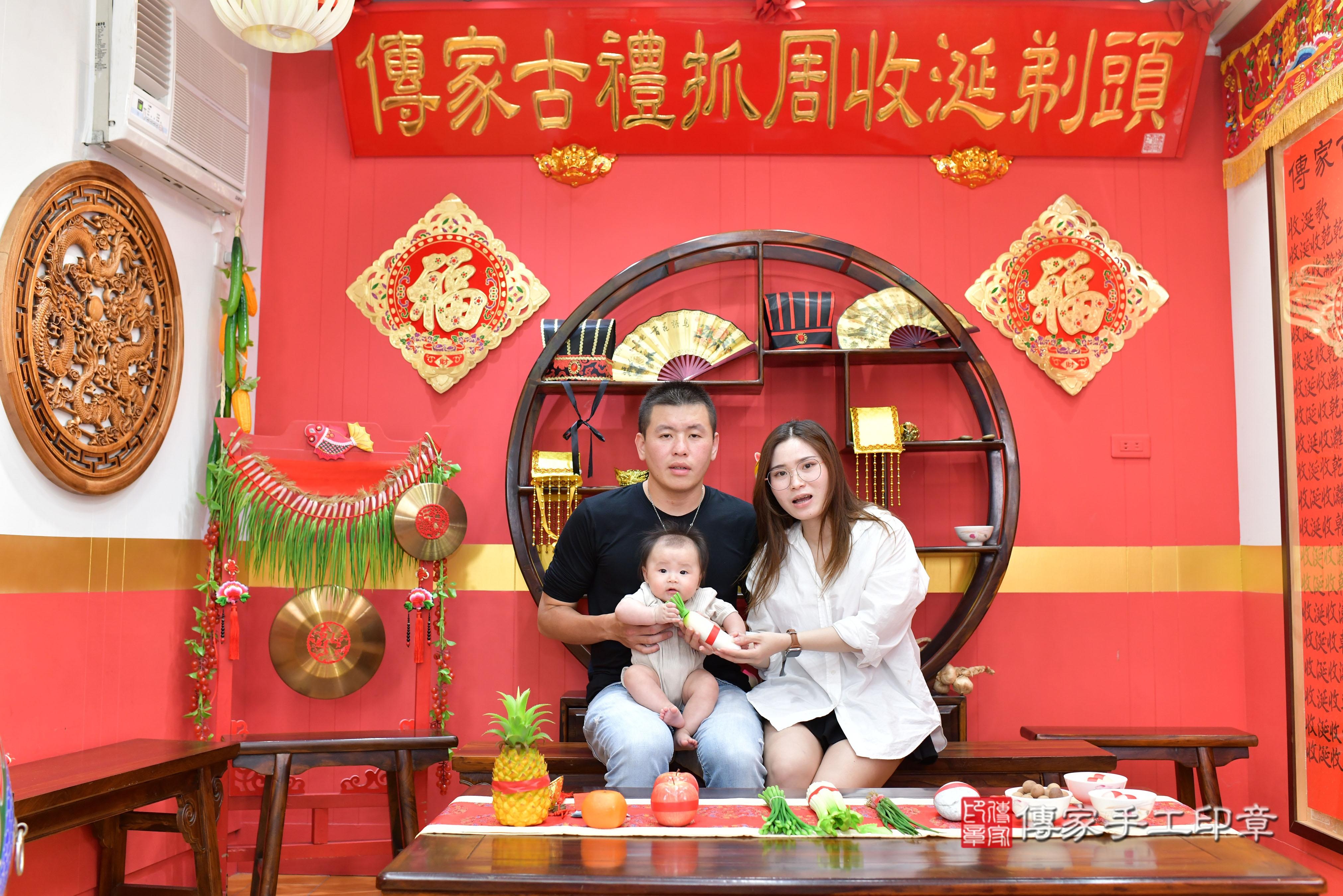 傳家手工印章桃園店、抓周、度脺、美式風會場、傳家嬰兒古禮、吉祥話、抓周道具物品24種、拍照。抓周證書。寶寶抓周、滿周歲、生日快樂、祝福