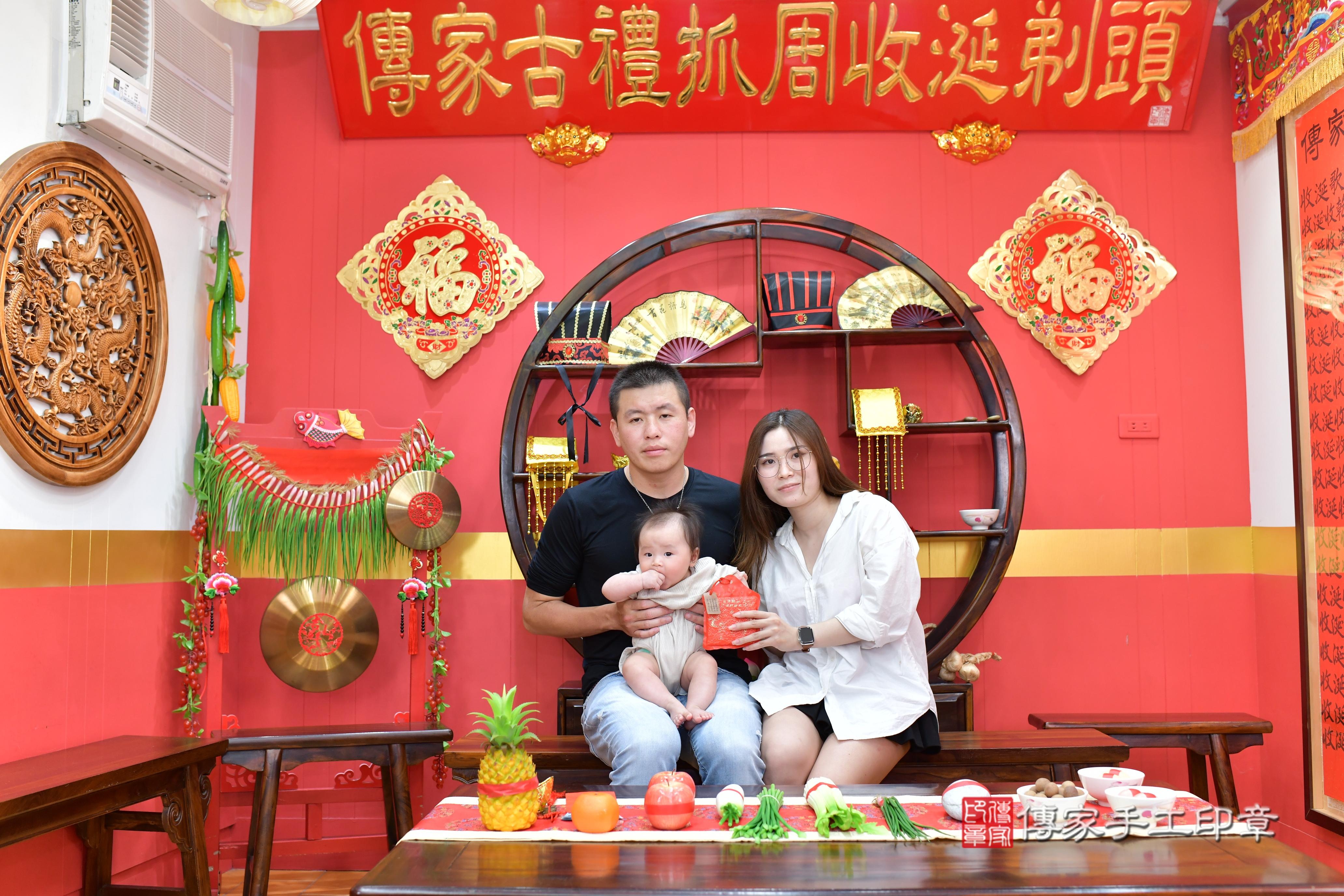 傳家手工印章桃園店、抓周、度脺、美式風會場、傳家嬰兒古禮、吉祥話、抓周道具物品24種、拍照。抓周證書。寶寶抓周、滿周歲、生日快樂、祝福