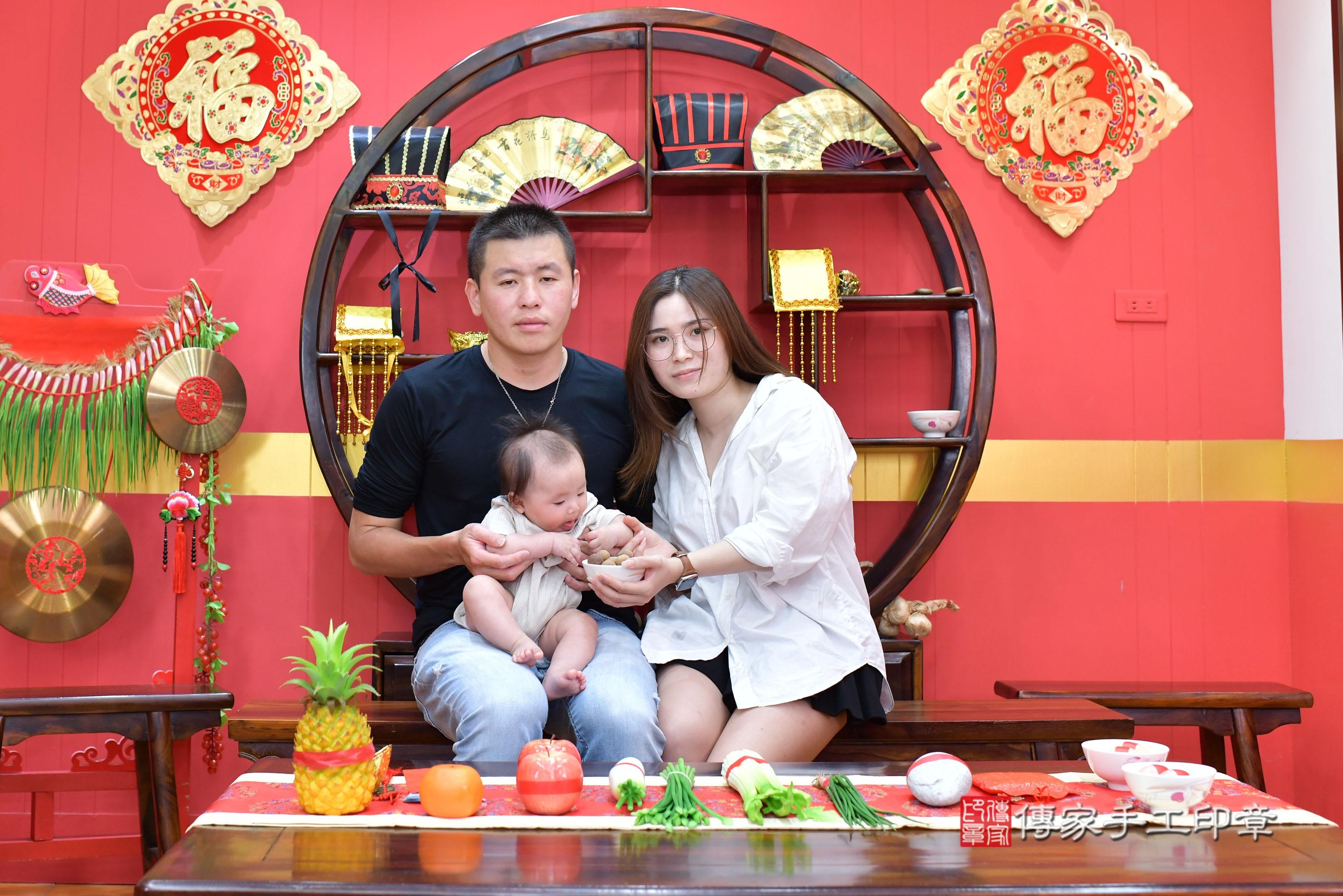 傳家手工印章桃園店、抓周、度脺、美式風會場、傳家嬰兒古禮、吉祥話、抓周道具物品24種、拍照。抓周證書。寶寶抓周、滿周歲、生日快樂、祝福