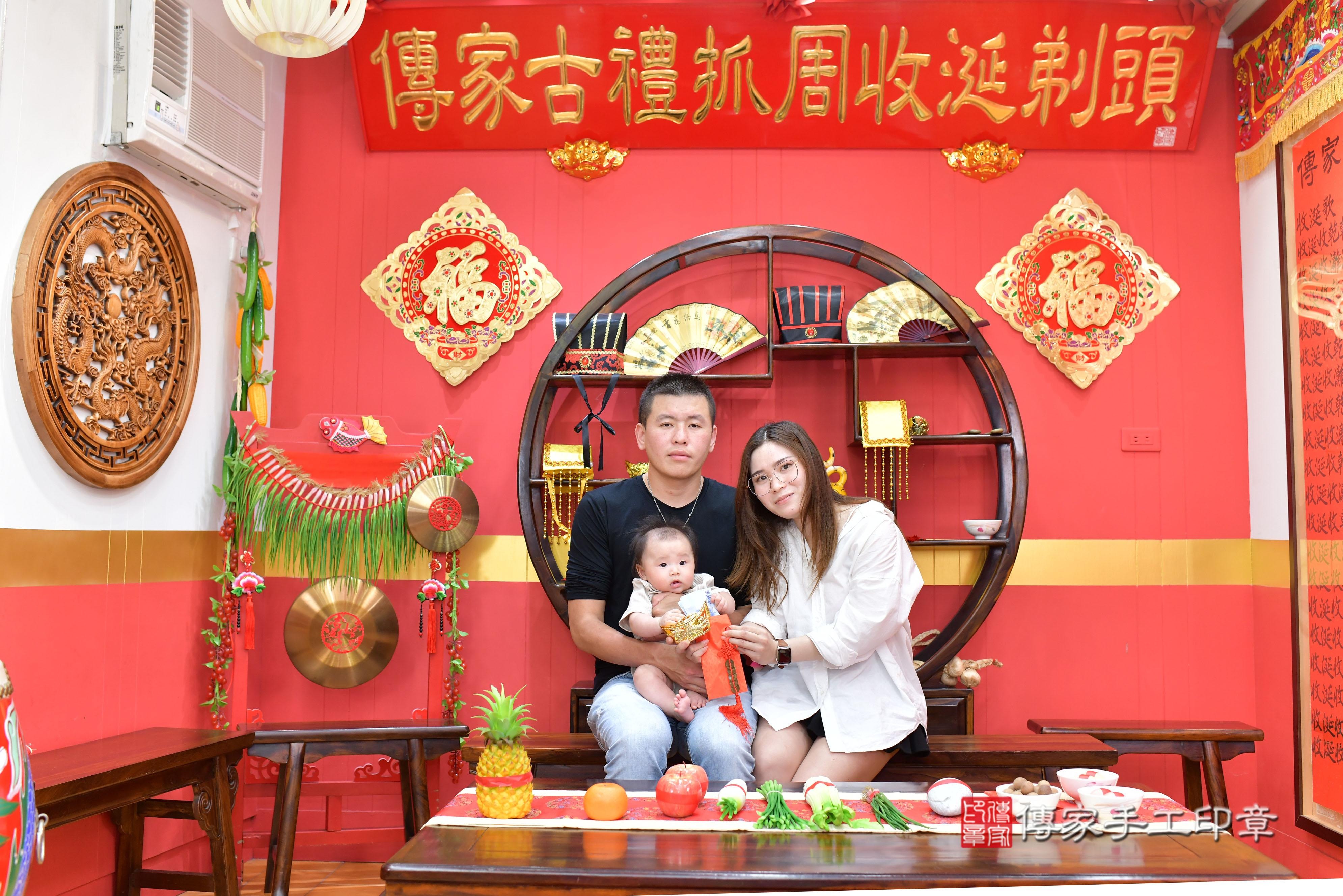 傳家手工印章桃園店、抓周、度脺、美式風會場、傳家嬰兒古禮、吉祥話、抓周道具物品24種、拍照。抓周證書。寶寶抓周、滿周歲、生日快樂、祝福