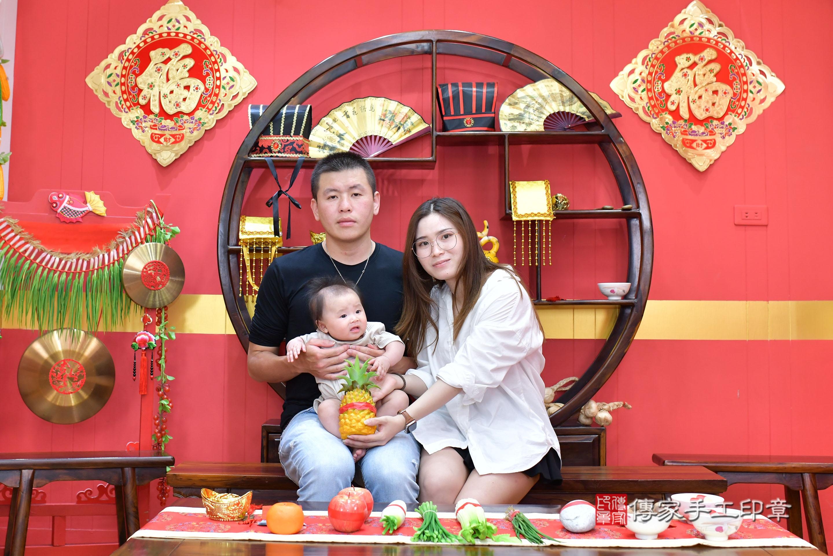 傳家手工印章桃園店、抓周、度脺、美式風會場、傳家嬰兒古禮、吉祥話、抓周道具物品24種、拍照。抓周證書。寶寶抓周、滿周歲、生日快樂、祝福