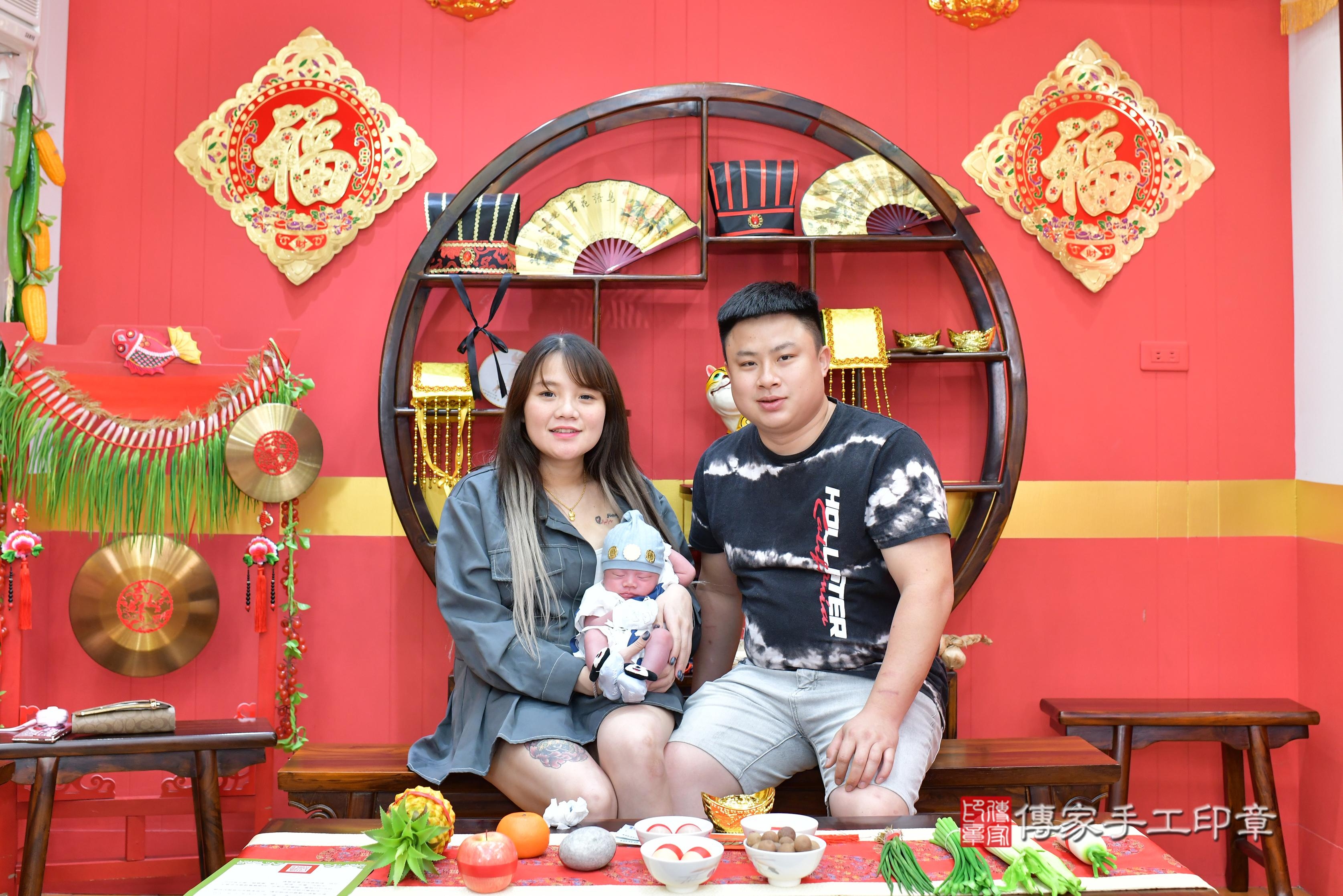傳家手工印章桃園店、抓周、度脺、美式風會場、傳家嬰兒古禮、吉祥話、抓周道具物品24種、拍照。抓周證書。寶寶抓周、滿周歲、生日快樂、祝福