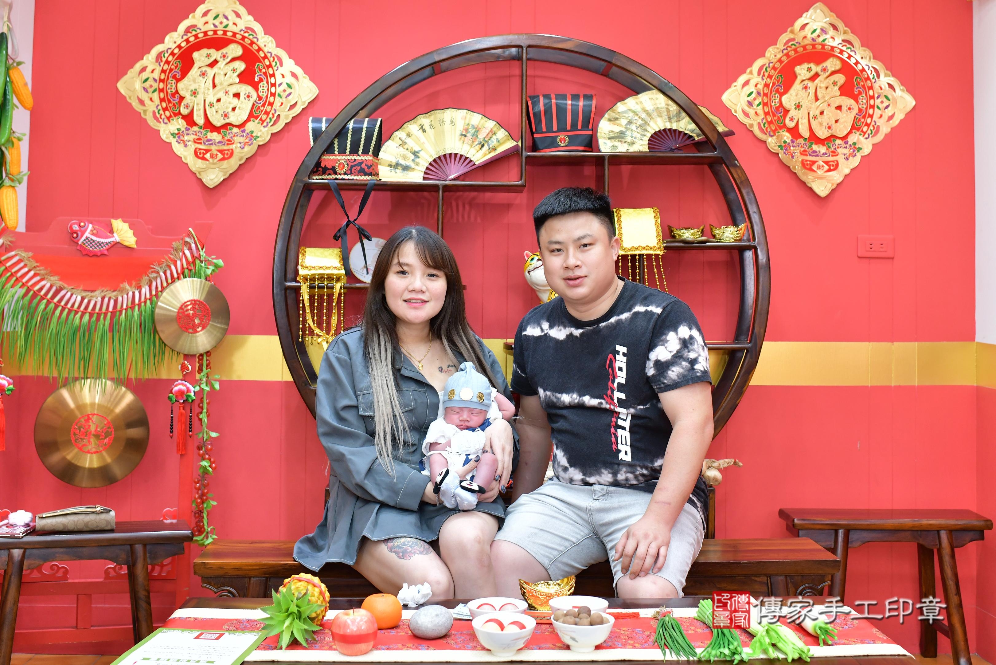 傳家手工印章桃園店、抓周、度脺、美式風會場、傳家嬰兒古禮、吉祥話、抓周道具物品24種、拍照。抓周證書。寶寶抓周、滿周歲、生日快樂、祝福