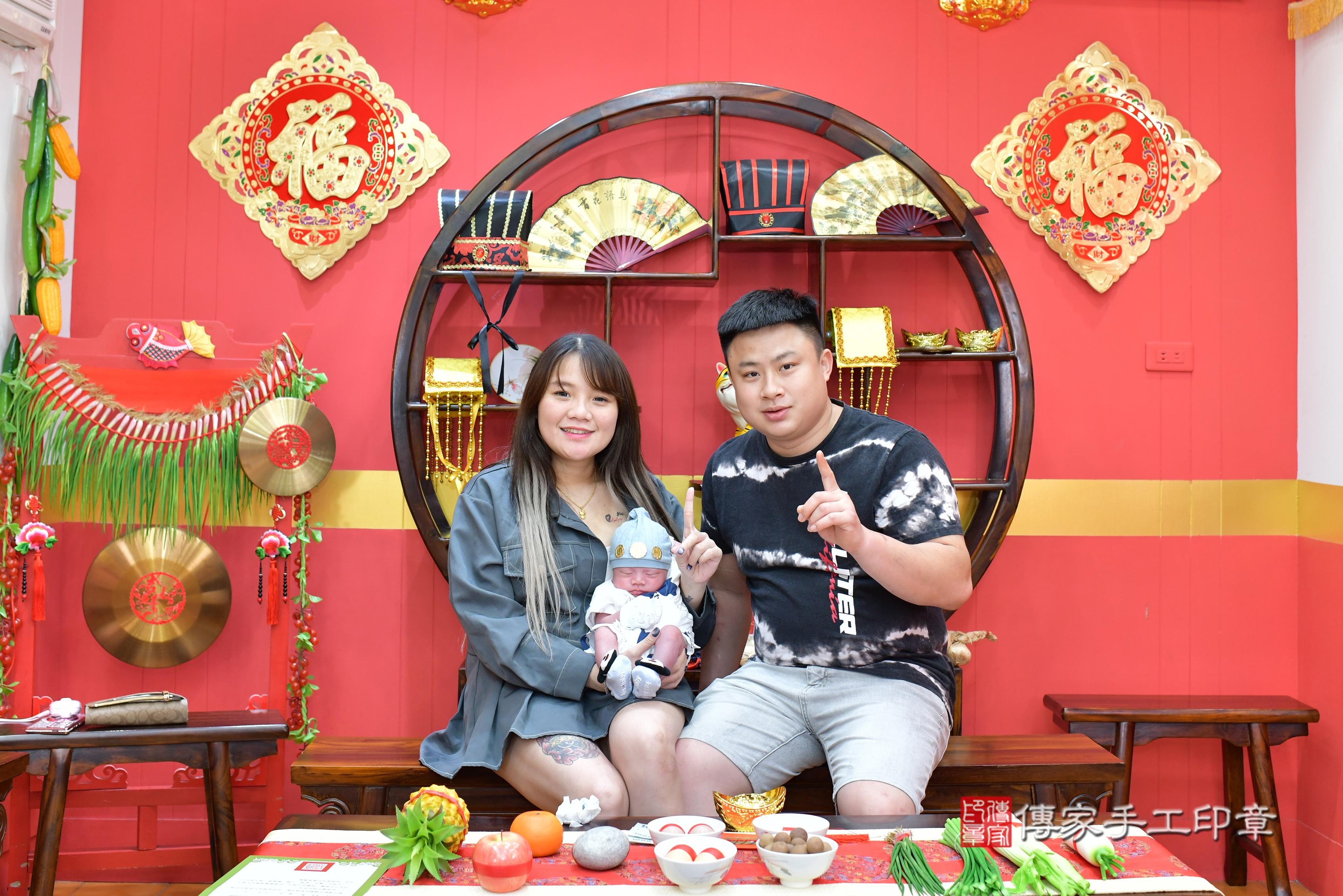傳家手工印章桃園店、抓周、度脺、美式風會場、傳家嬰兒古禮、吉祥話、抓周道具物品24種、拍照。抓周證書。寶寶抓周、滿周歲、生日快樂、祝福