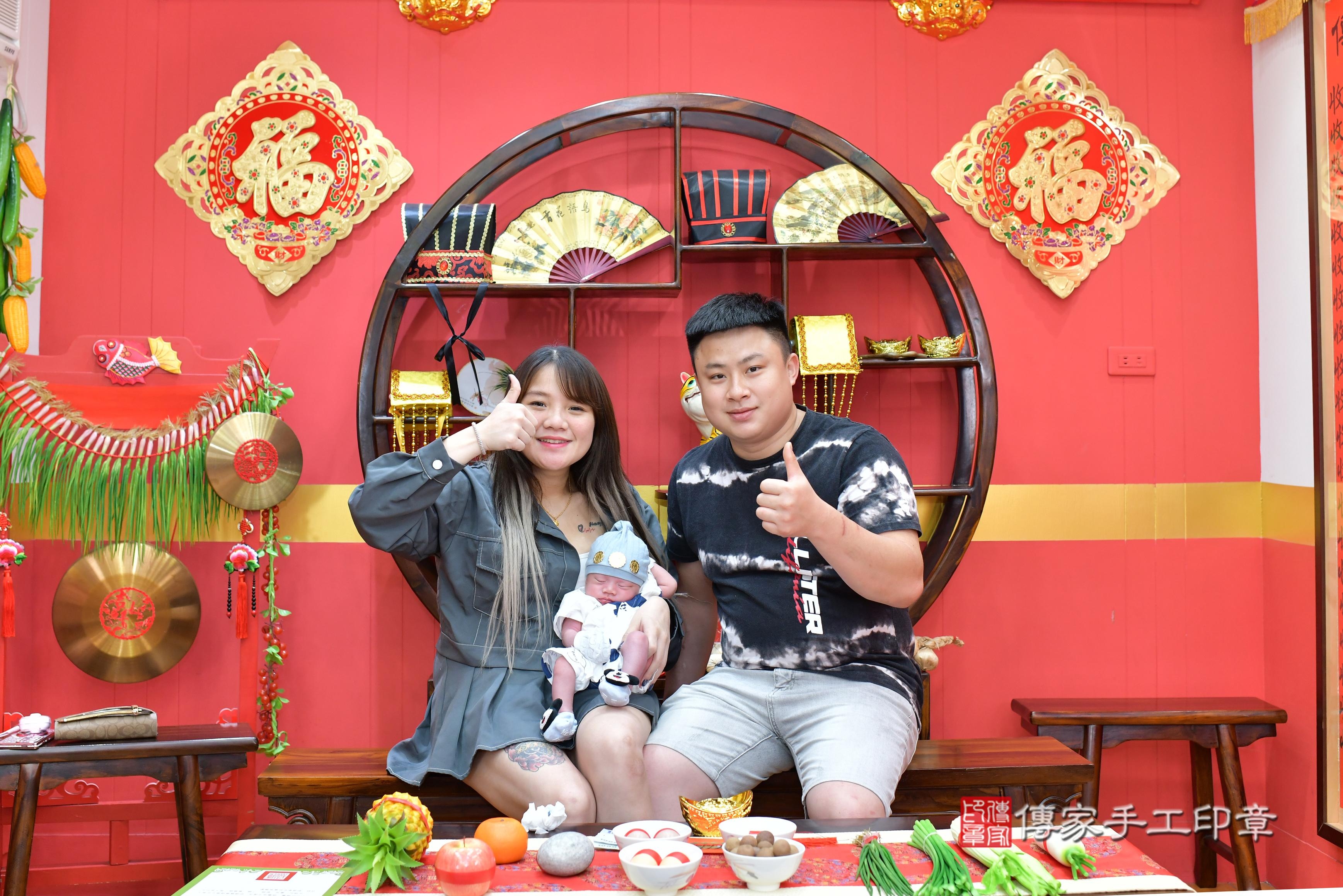 傳家手工印章桃園店、抓周、度脺、美式風會場、傳家嬰兒古禮、吉祥話、抓周道具物品24種、拍照。抓周證書。寶寶抓周、滿周歲、生日快樂、祝福