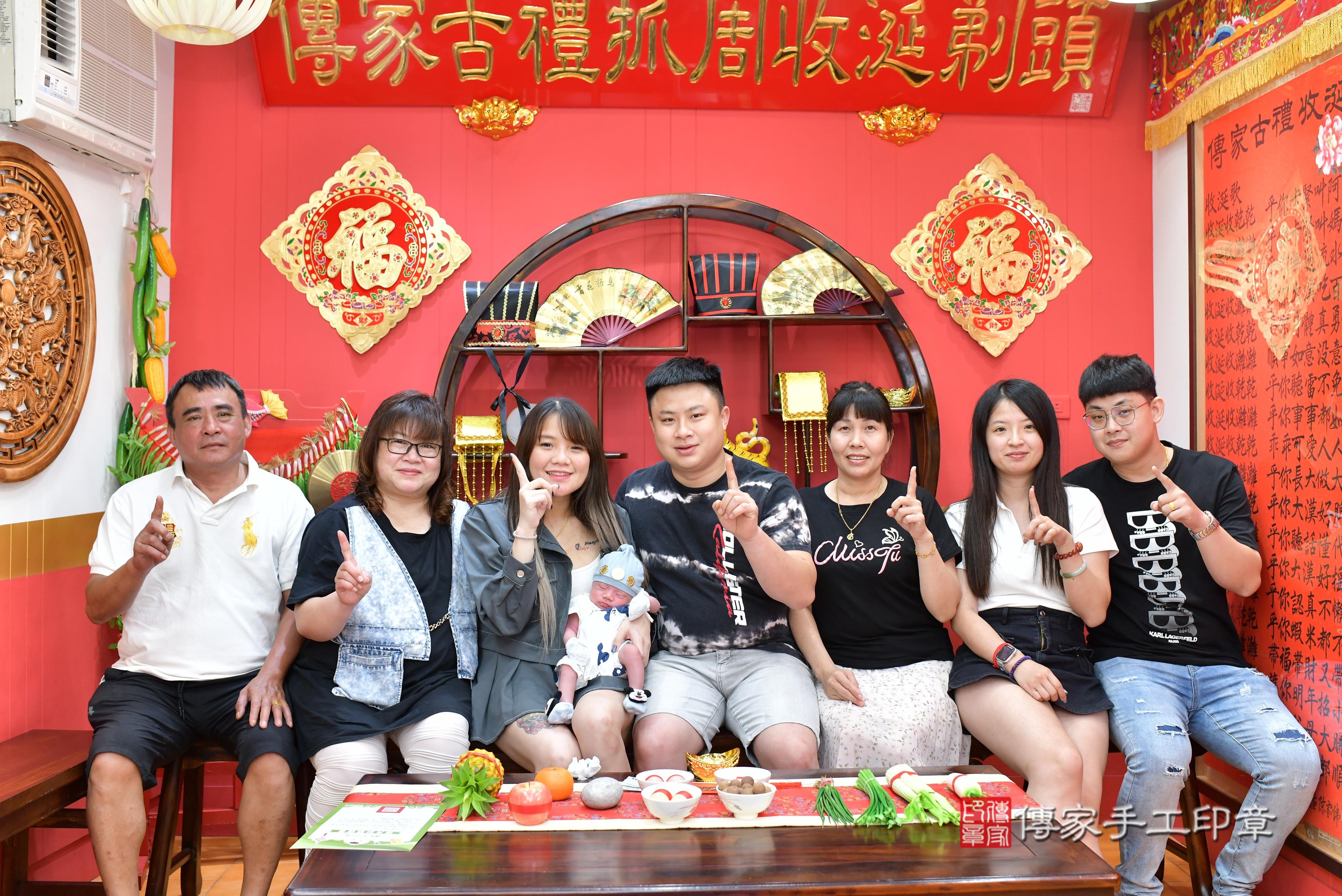 傳家手工印章桃園店、抓周、度脺、美式風會場、傳家嬰兒古禮、吉祥話、抓周道具物品24種、拍照。抓周證書。寶寶抓周、滿周歲、生日快樂、祝福