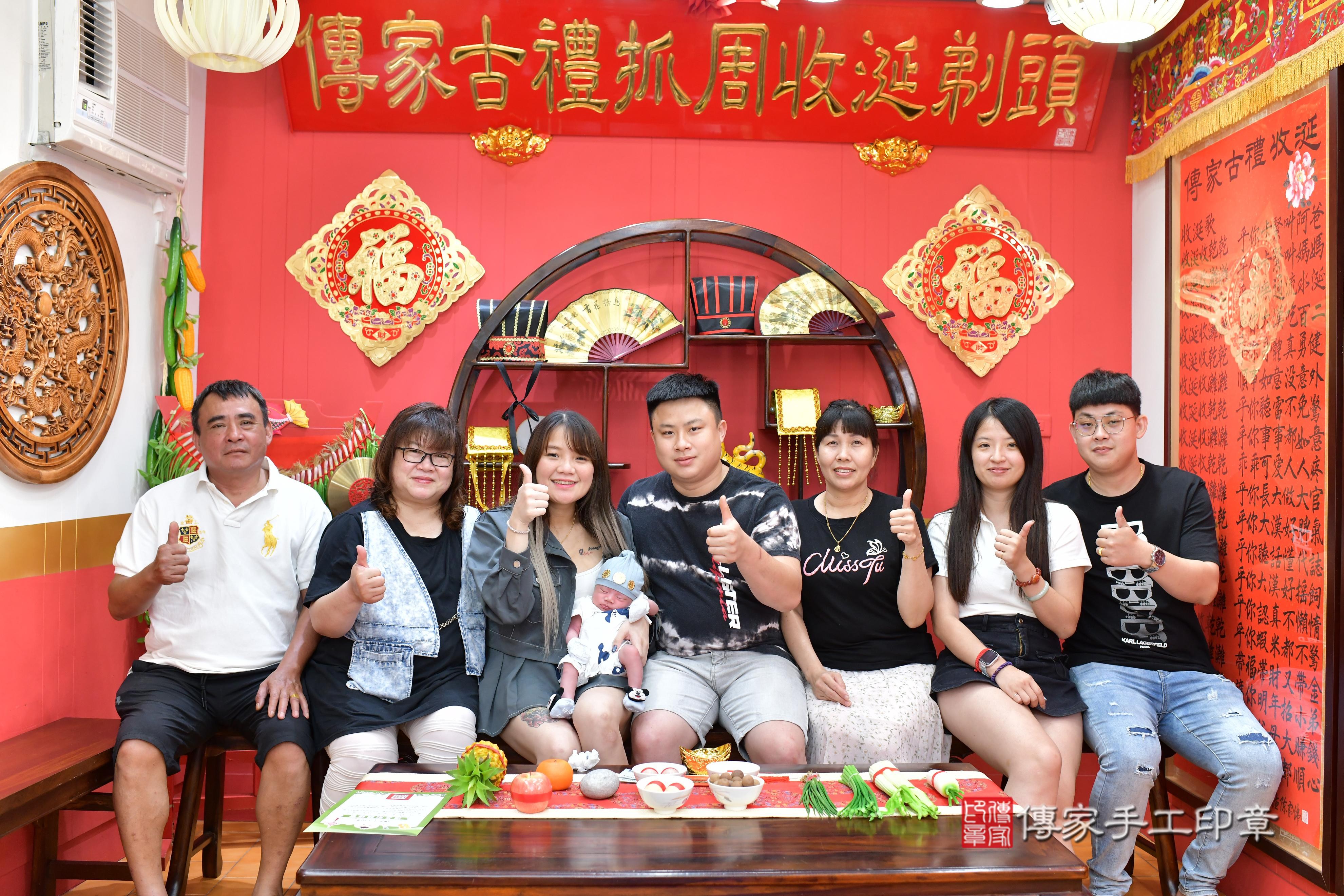 傳家手工印章桃園店、抓周、度脺、美式風會場、傳家嬰兒古禮、吉祥話、抓周道具物品24種、拍照。抓周證書。寶寶抓周、滿周歲、生日快樂、祝福