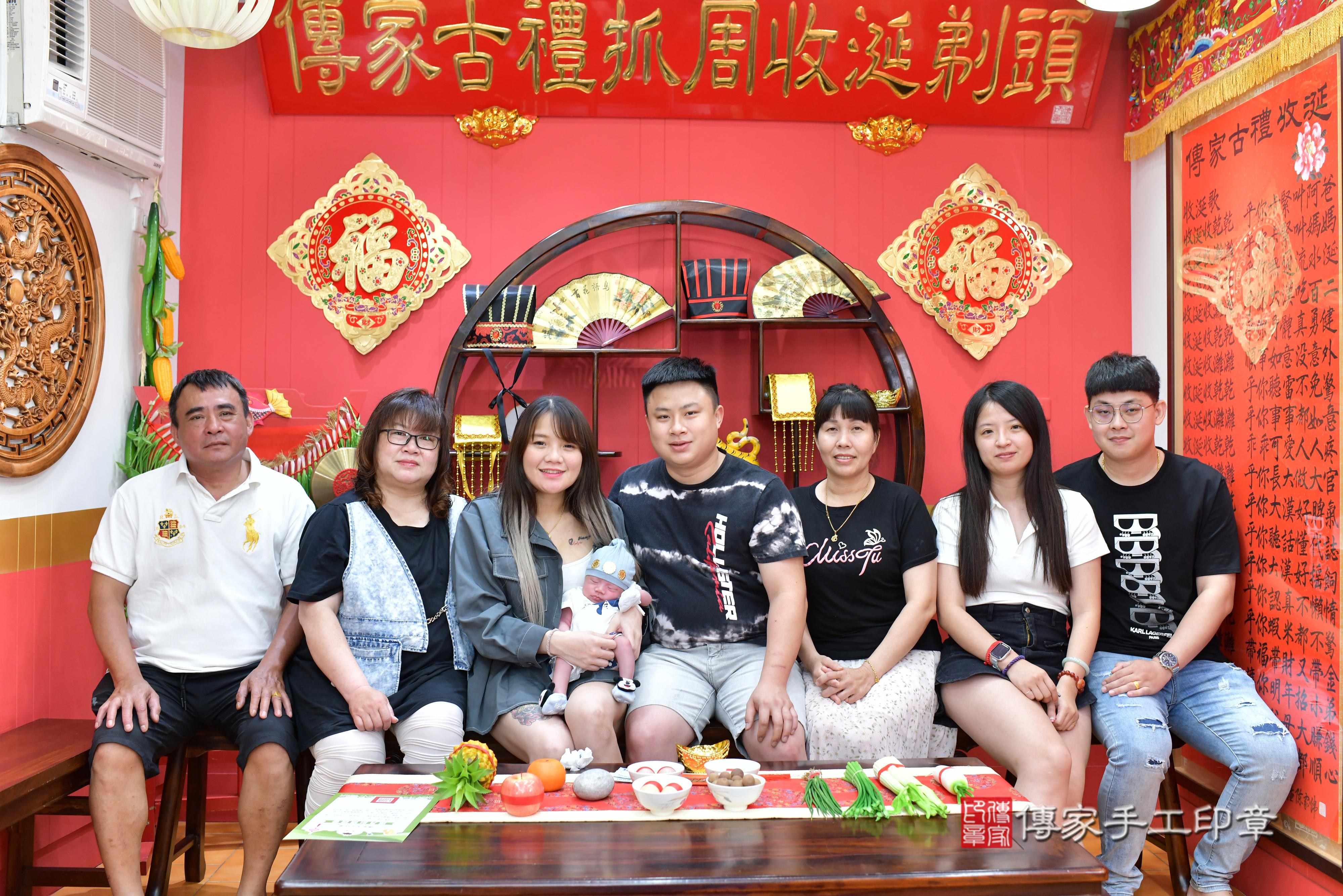 傳家手工印章桃園店、抓周、度脺、美式風會場、傳家嬰兒古禮、吉祥話、抓周道具物品24種、拍照。抓周證書。寶寶抓周、滿周歲、生日快樂、祝福