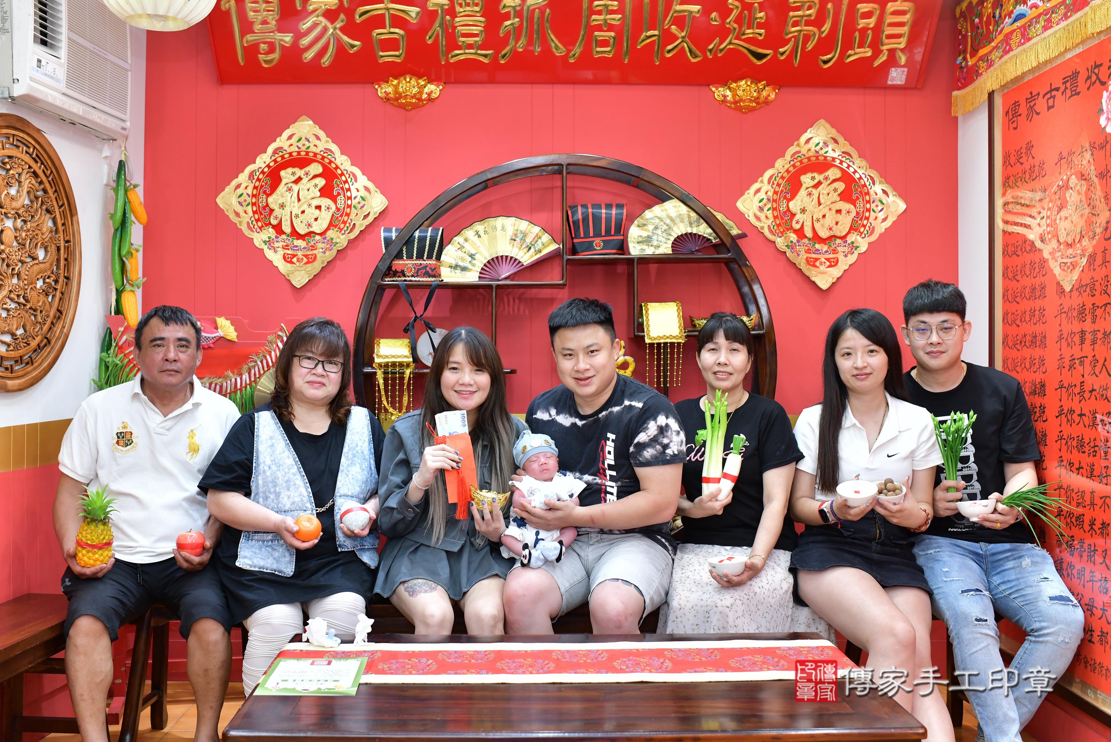傳家手工印章桃園店、抓周、度脺、美式風會場、傳家嬰兒古禮、吉祥話、抓周道具物品24種、拍照。抓周證書。寶寶抓周、滿周歲、生日快樂、祝福