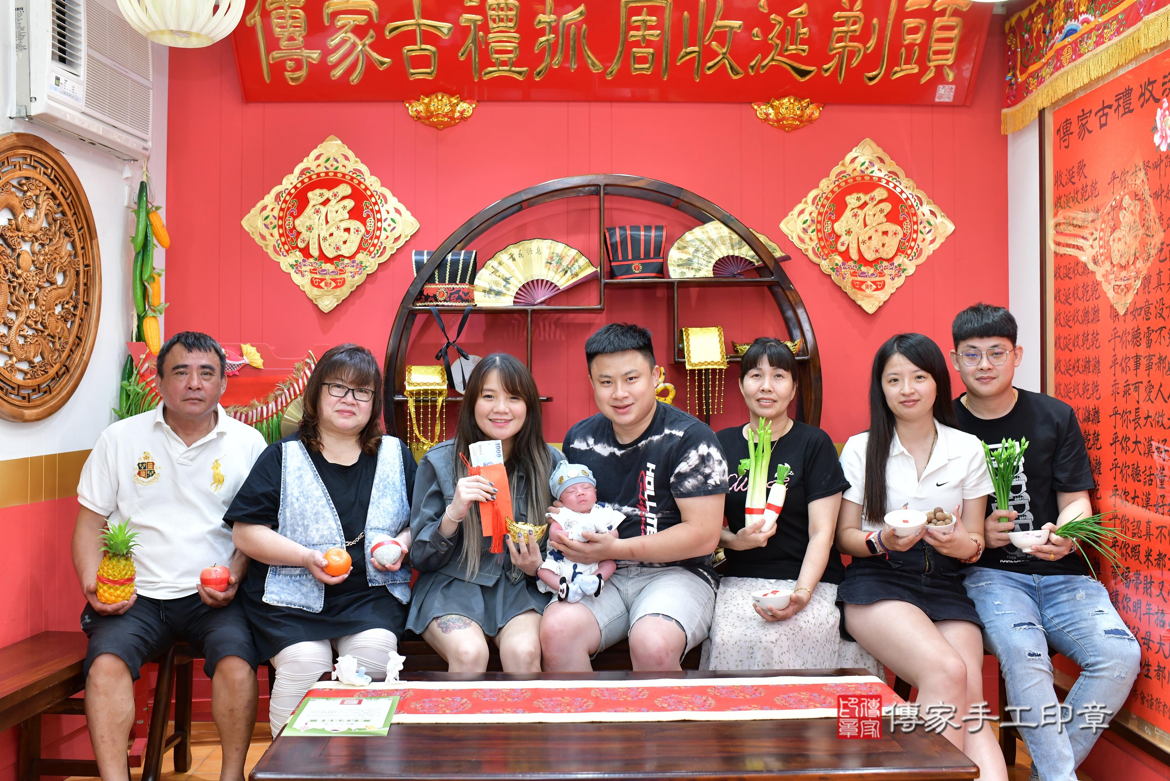 傳家手工印章桃園店、抓周、度脺、美式風會場、傳家嬰兒古禮、吉祥話、抓周道具物品24種、拍照。抓周證書。寶寶抓周、滿周歲、生日快樂、祝福