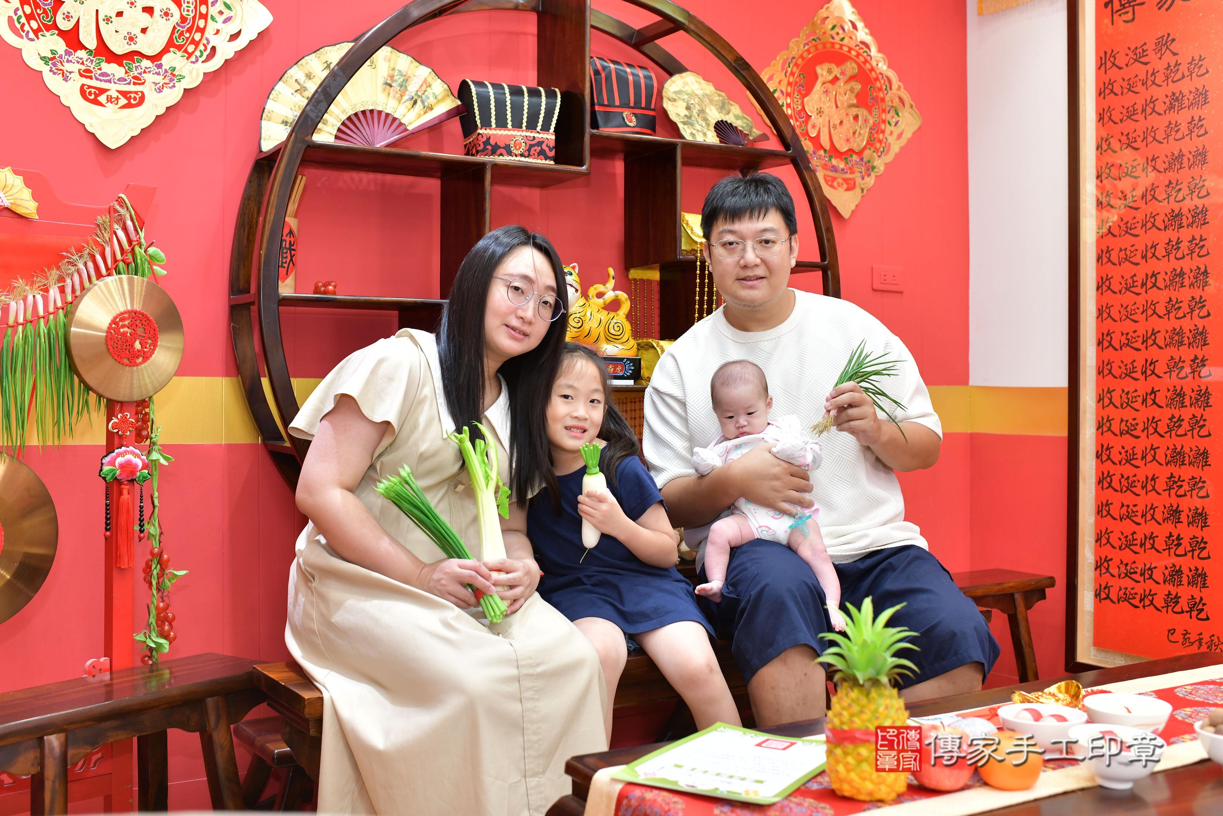 傳家手工印章桃園店、抓周、度脺、美式風會場、傳家嬰兒古禮、吉祥話、抓周道具物品24種、拍照。抓周證書。寶寶抓周、滿周歲、生日快樂、祝福