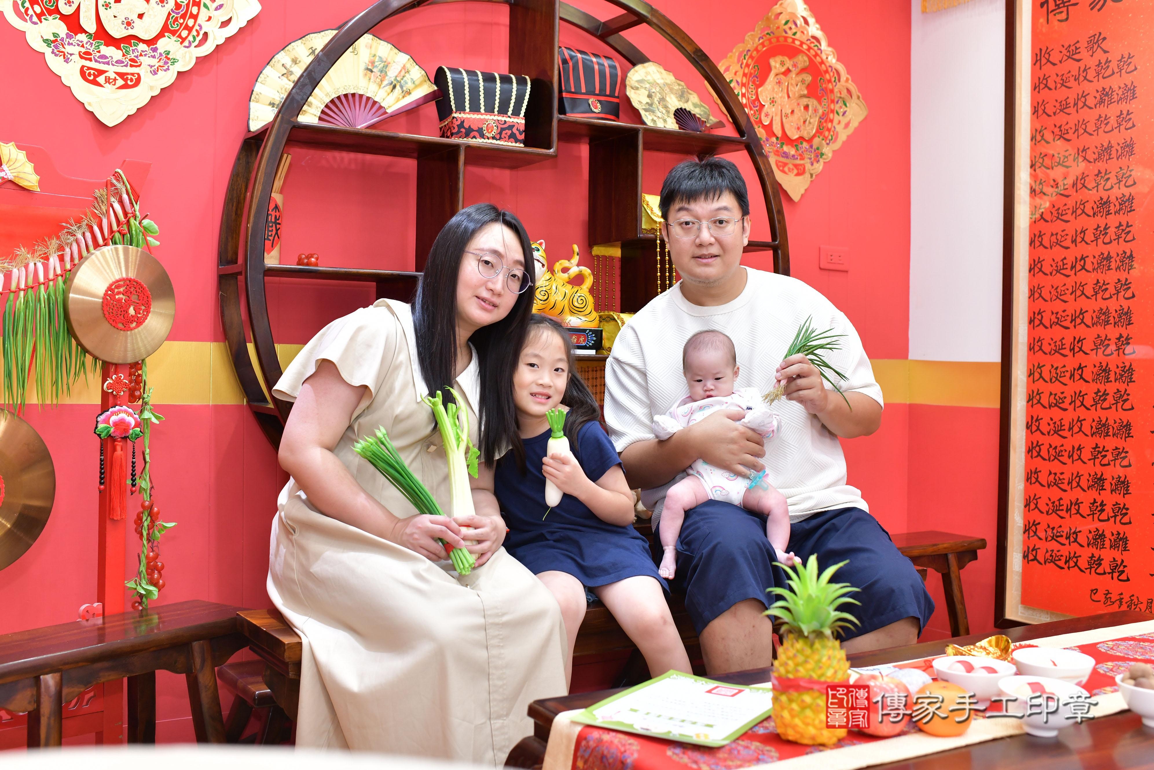 傳家手工印章桃園店、抓周、度脺、美式風會場、傳家嬰兒古禮、吉祥話、抓周道具物品24種、拍照。抓周證書。寶寶抓周、滿周歲、生日快樂、祝福