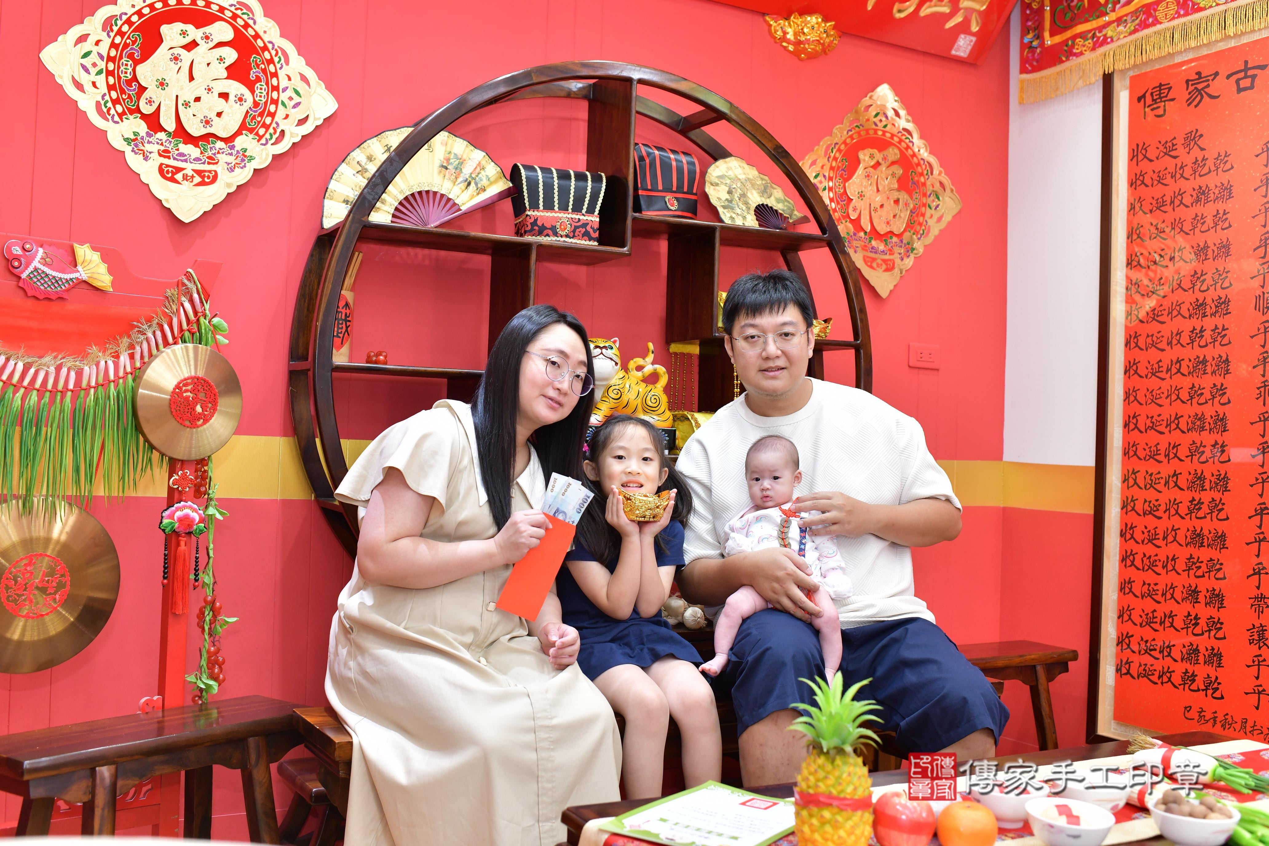 傳家手工印章桃園店、抓周、度脺、美式風會場、傳家嬰兒古禮、吉祥話、抓周道具物品24種、拍照。抓周證書。寶寶抓周、滿周歲、生日快樂、祝福