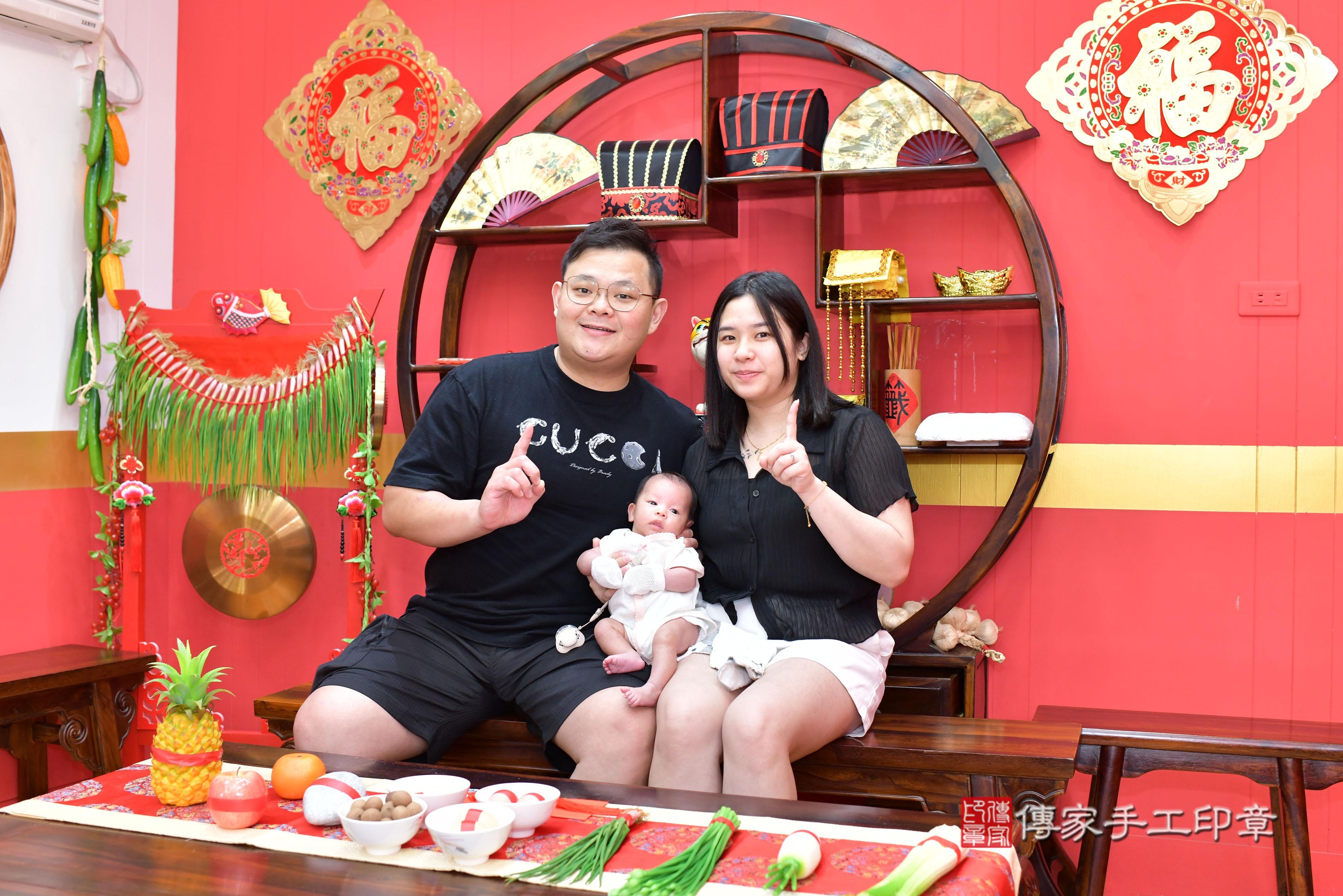 傳家手工印章桃園店、抓周、度脺、美式風會場、傳家嬰兒古禮、吉祥話、抓周道具物品24種、拍照。抓周證書。寶寶抓周、滿周歲、生日快樂、祝福