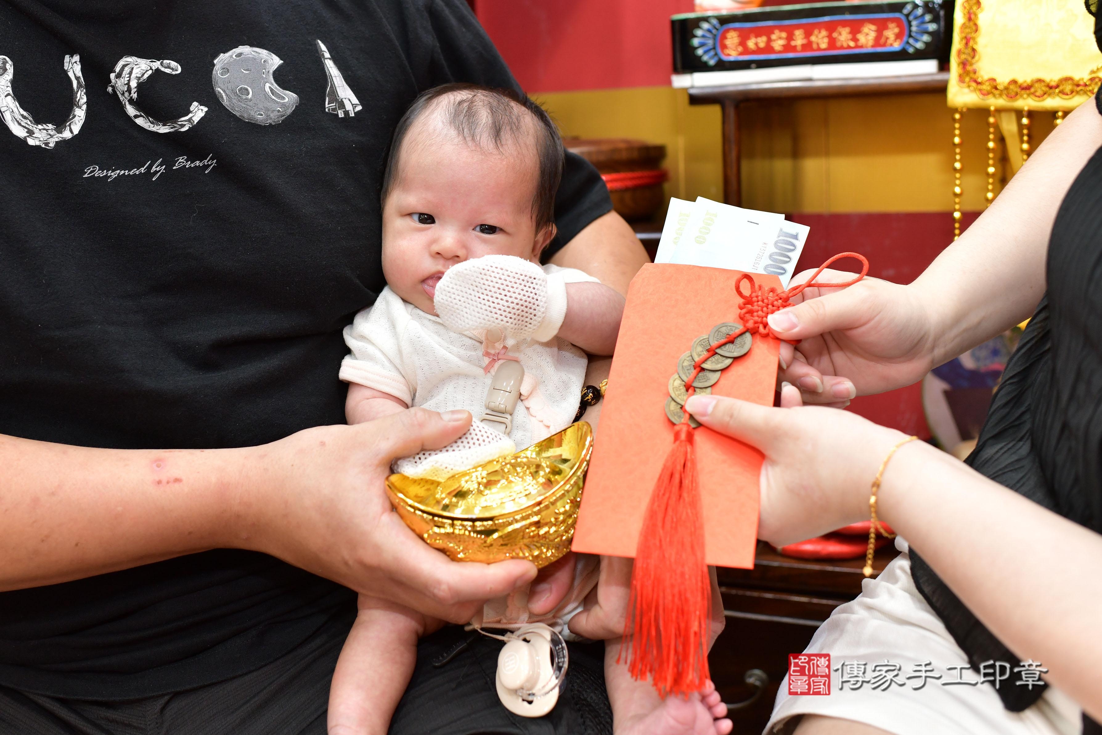 傳家手工印章桃園店、抓周、度脺、美式風會場、傳家嬰兒古禮、吉祥話、抓周道具物品24種、拍照。抓周證書。寶寶抓周、滿周歲、生日快樂、祝福