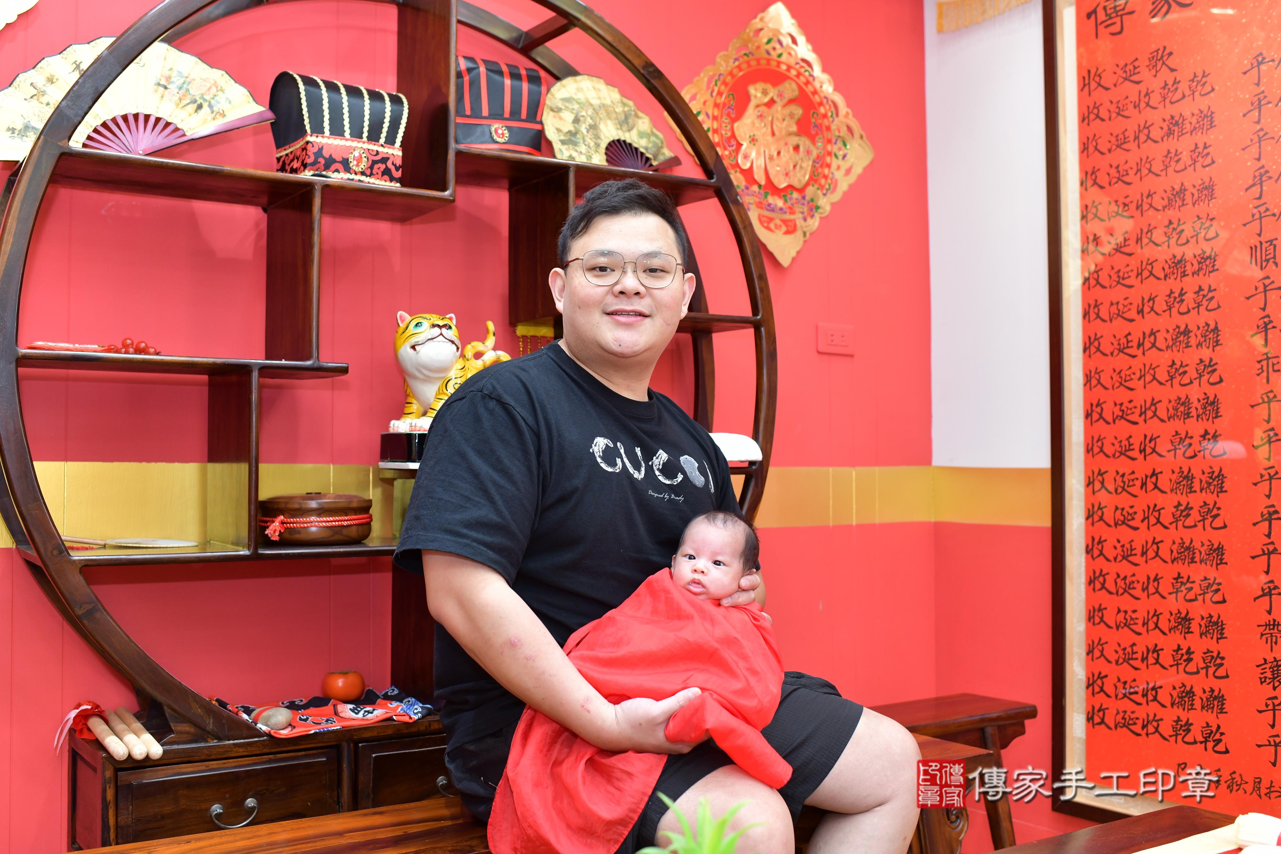 傳家手工印章桃園店、抓周、度脺、美式風會場、傳家嬰兒古禮、吉祥話、抓周道具物品24種、拍照。抓周證書。寶寶抓周、滿周歲、生日快樂、祝福