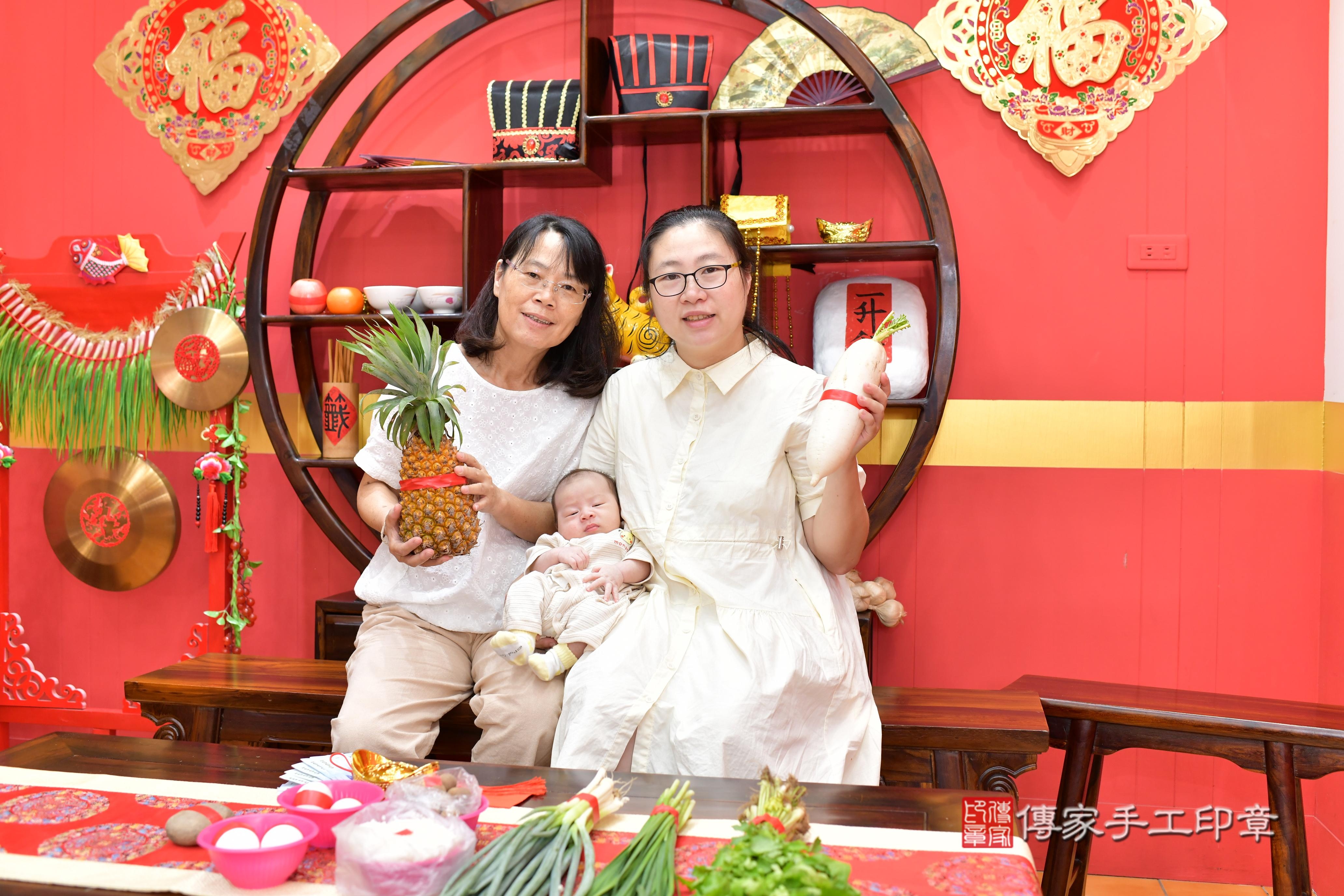 傳家手工印章桃園店、抓周、度脺、美式風會場、傳家嬰兒古禮、吉祥話、抓周道具物品24種、拍照。抓周證書。寶寶抓周、滿周歲、生日快樂、祝福