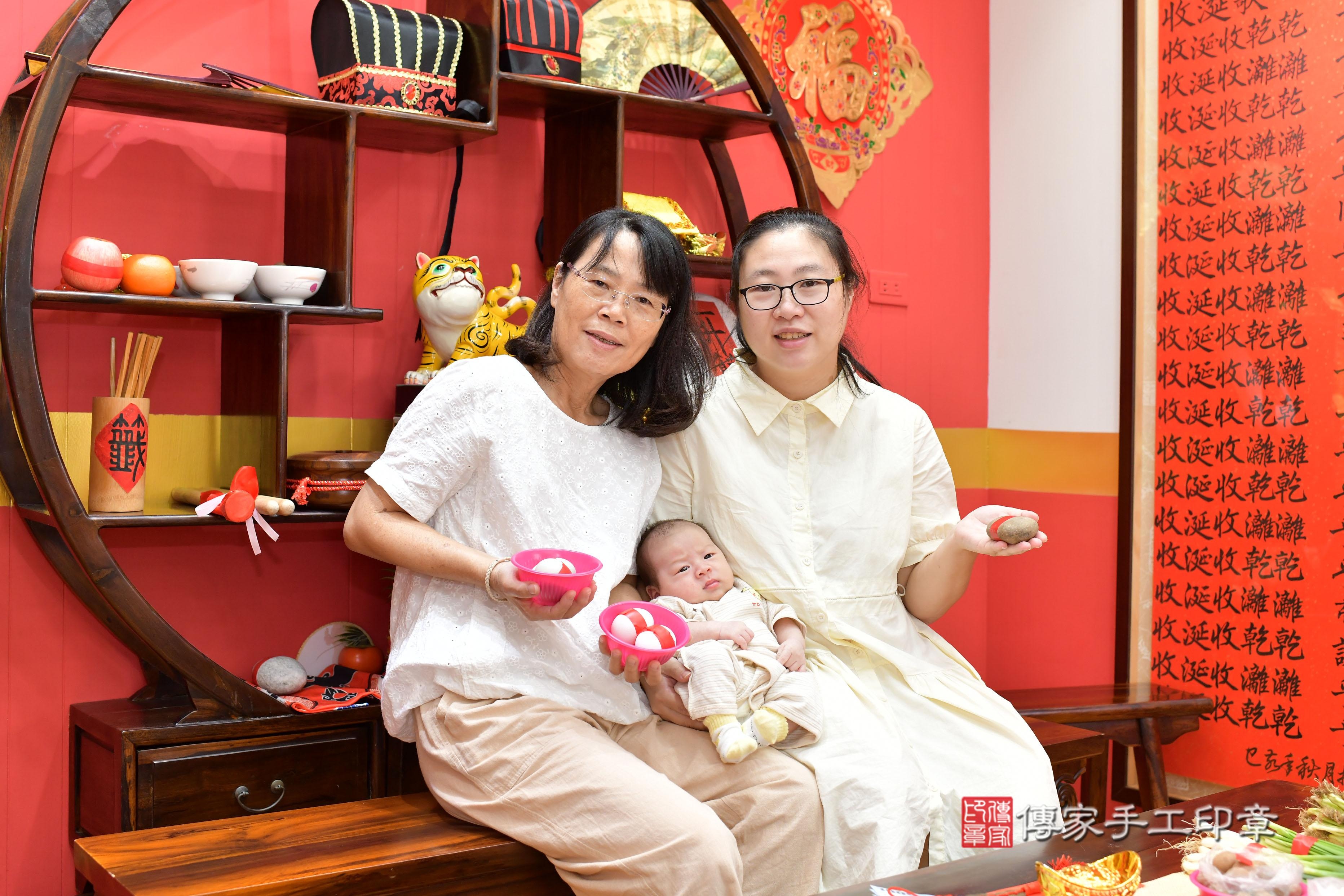 傳家手工印章桃園店、抓周、度脺、美式風會場、傳家嬰兒古禮、吉祥話、抓周道具物品24種、拍照。抓周證書。寶寶抓周、滿周歲、生日快樂、祝福
