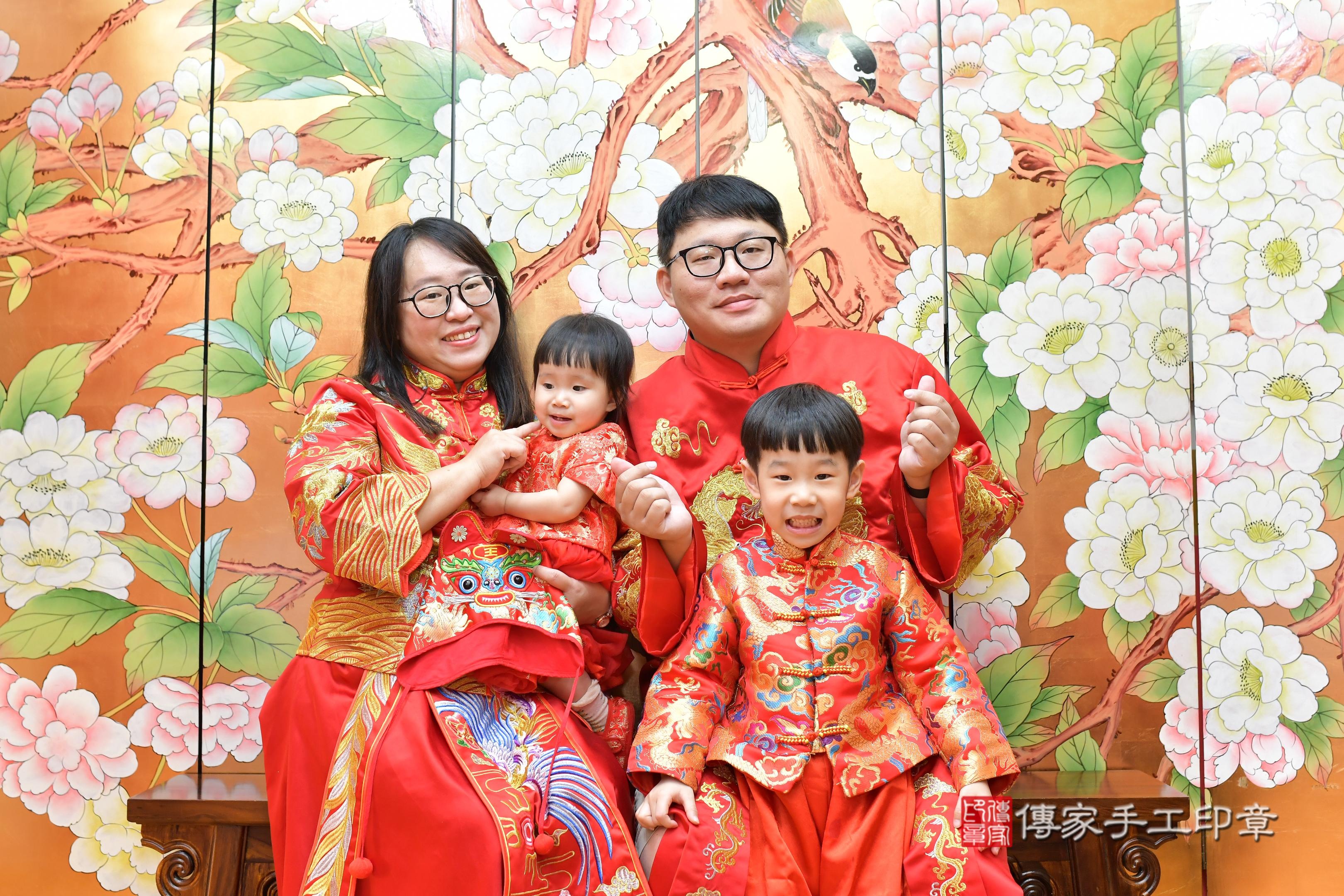 傳家手工印章桃園店、抓周、度脺、美式風會場、傳家嬰兒古禮、吉祥話、抓周道具物品24種、拍照。抓周證書。寶寶抓周、滿周歲、生日快樂、祝福