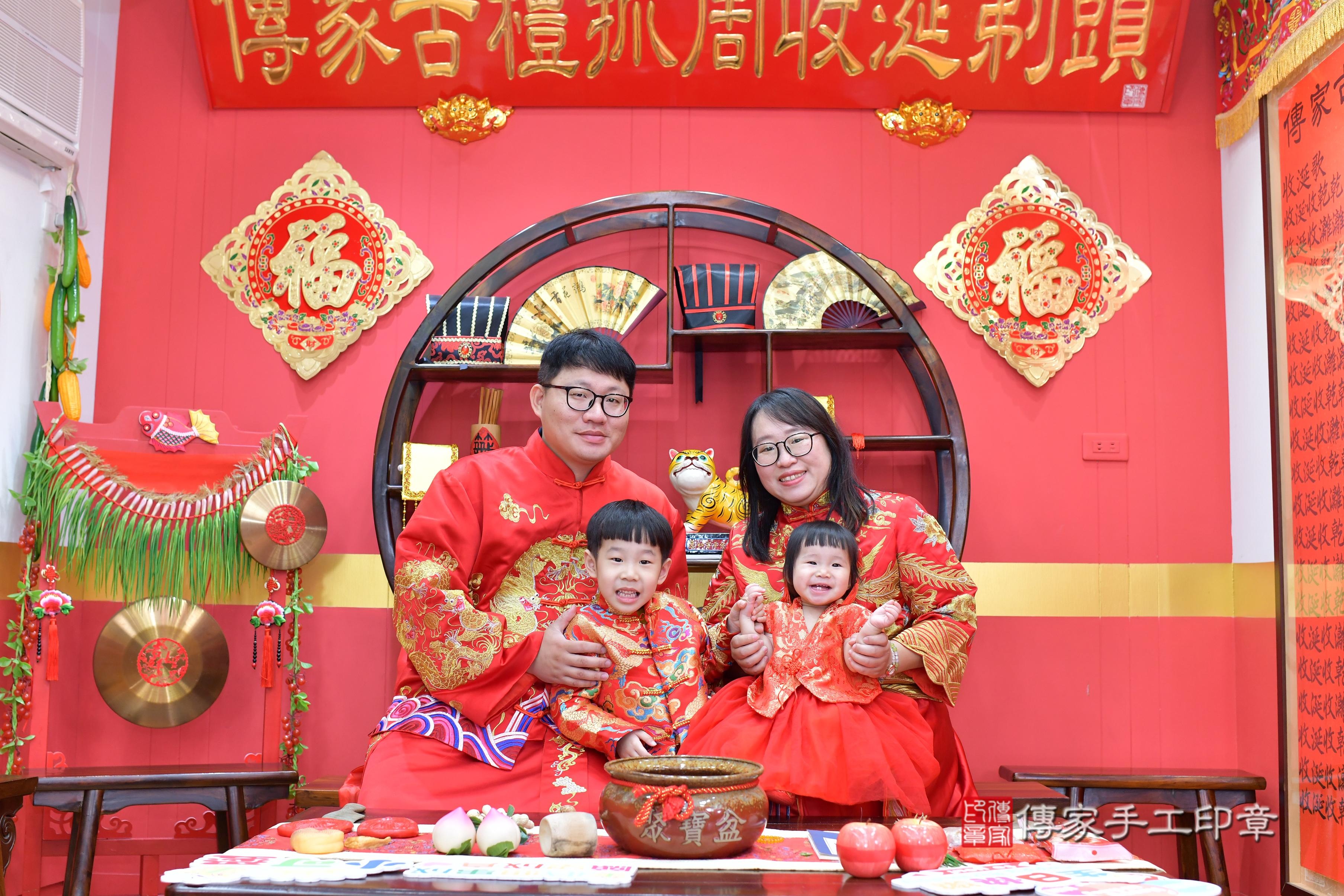 傳家手工印章桃園店、抓周、度脺、美式風會場、傳家嬰兒古禮、吉祥話、抓周道具物品24種、拍照。抓周證書。寶寶抓周、滿周歲、生日快樂、祝福