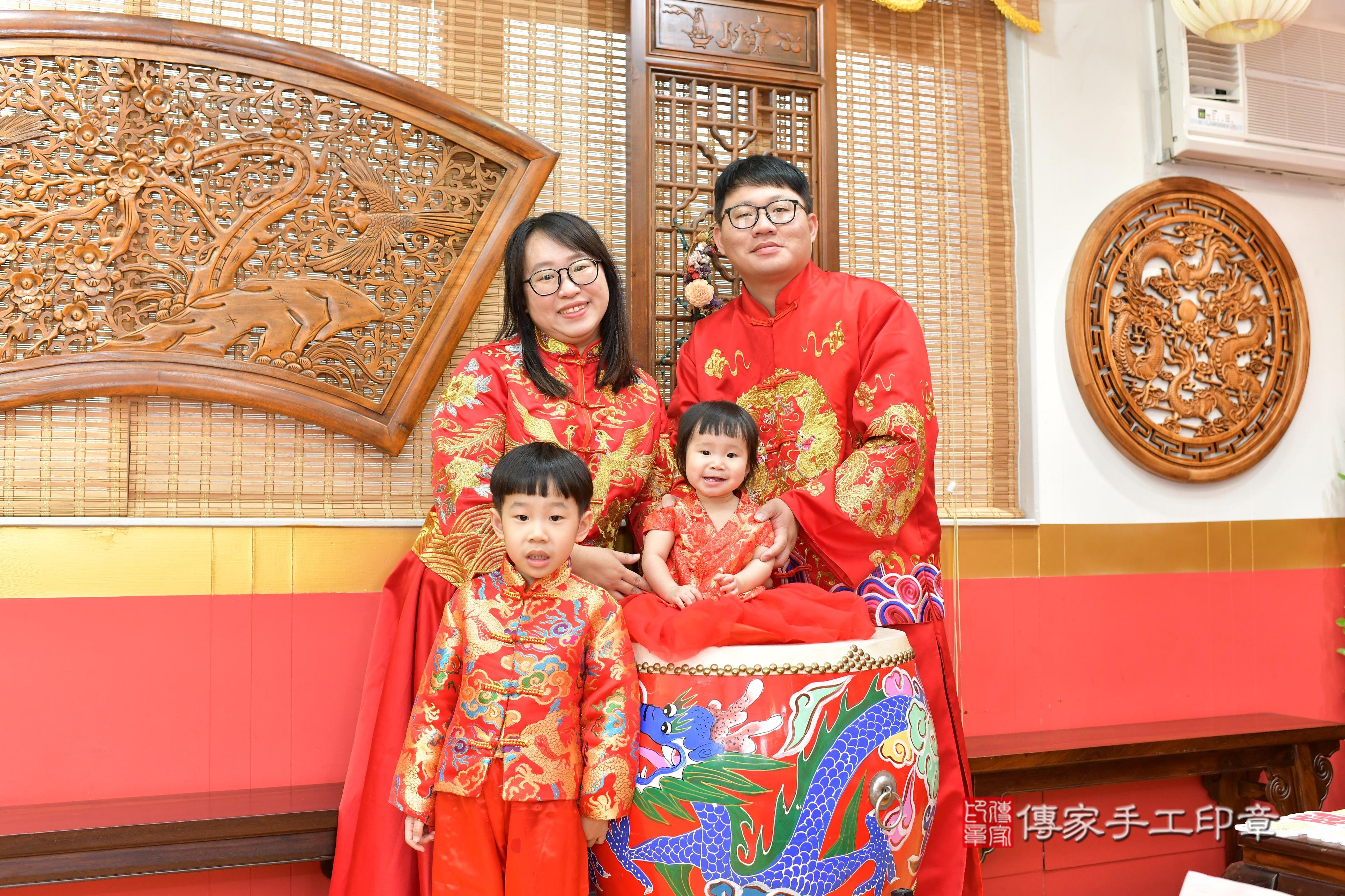 傳家手工印章桃園店、抓周、度脺、美式風會場、傳家嬰兒古禮、吉祥話、抓周道具物品24種、拍照。抓周證書。寶寶抓周、滿周歲、生日快樂、祝福