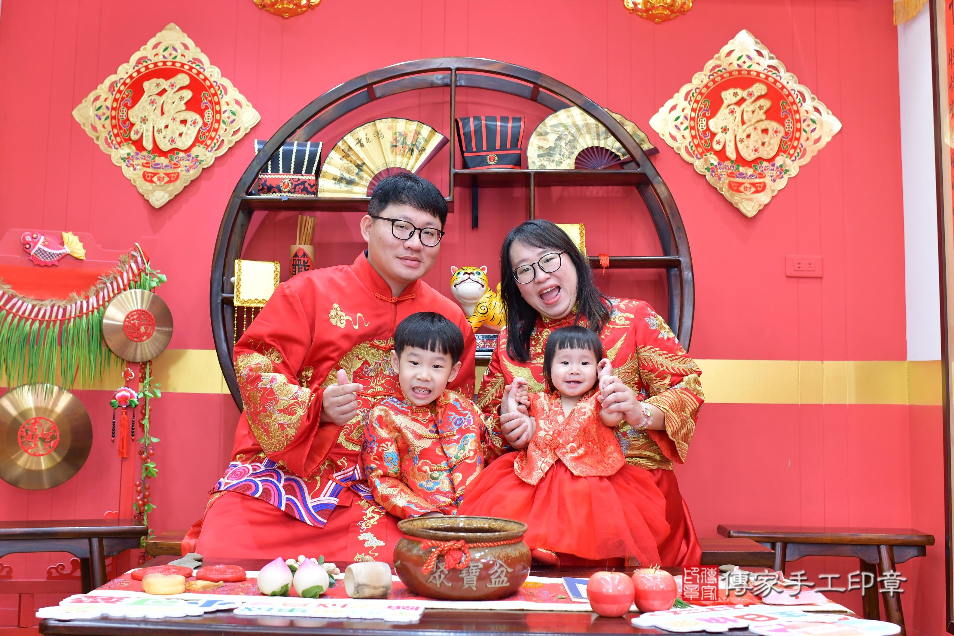 傳家手工印章桃園店、抓周、度脺、美式風會場、傳家嬰兒古禮、吉祥話、抓周道具物品24種、拍照。抓周證書。寶寶抓周、滿周歲、生日快樂、祝福