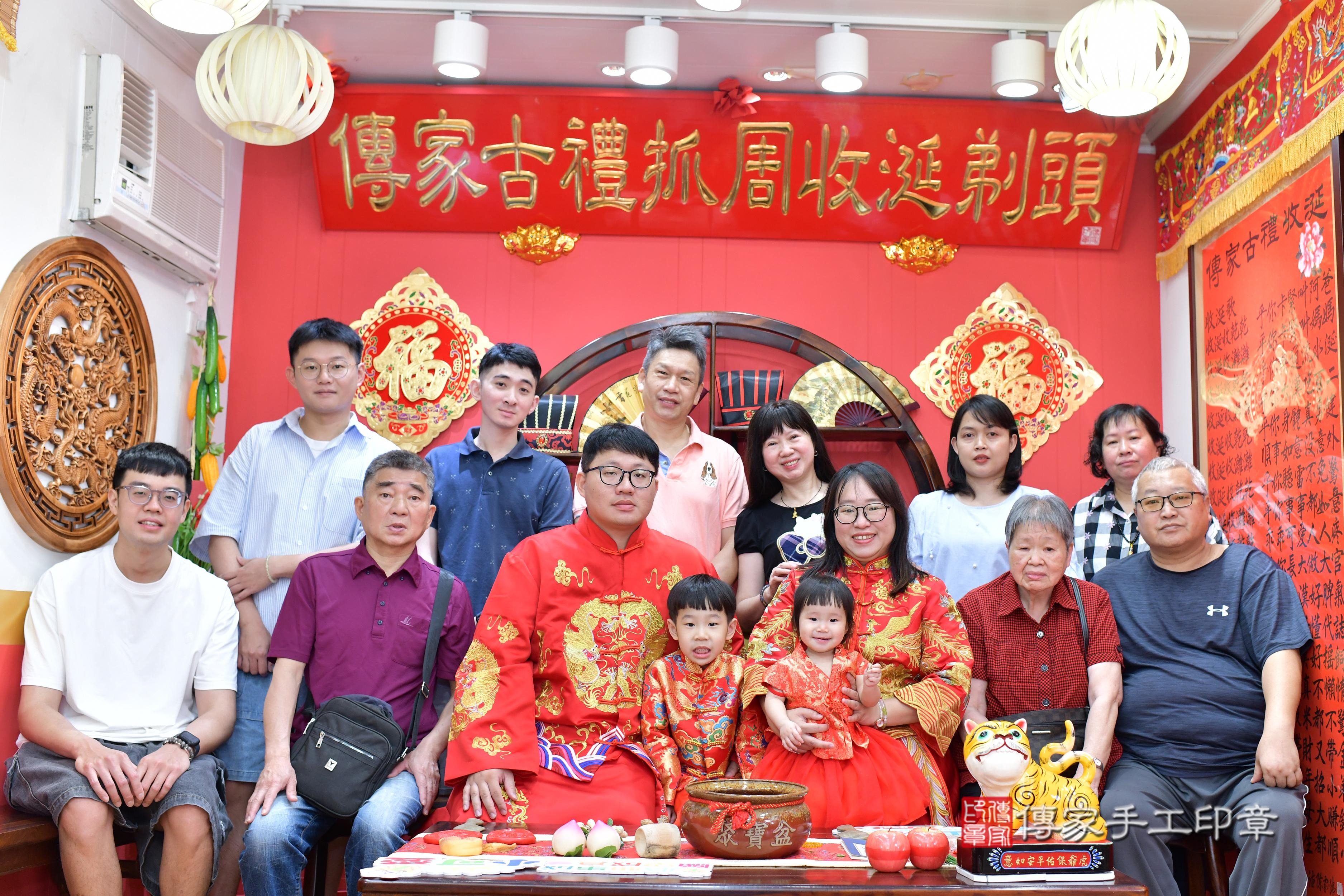 傳家手工印章桃園店、抓周、度脺、美式風會場、傳家嬰兒古禮、吉祥話、抓周道具物品24種、拍照。抓周證書。寶寶抓周、滿周歲、生日快樂、祝福