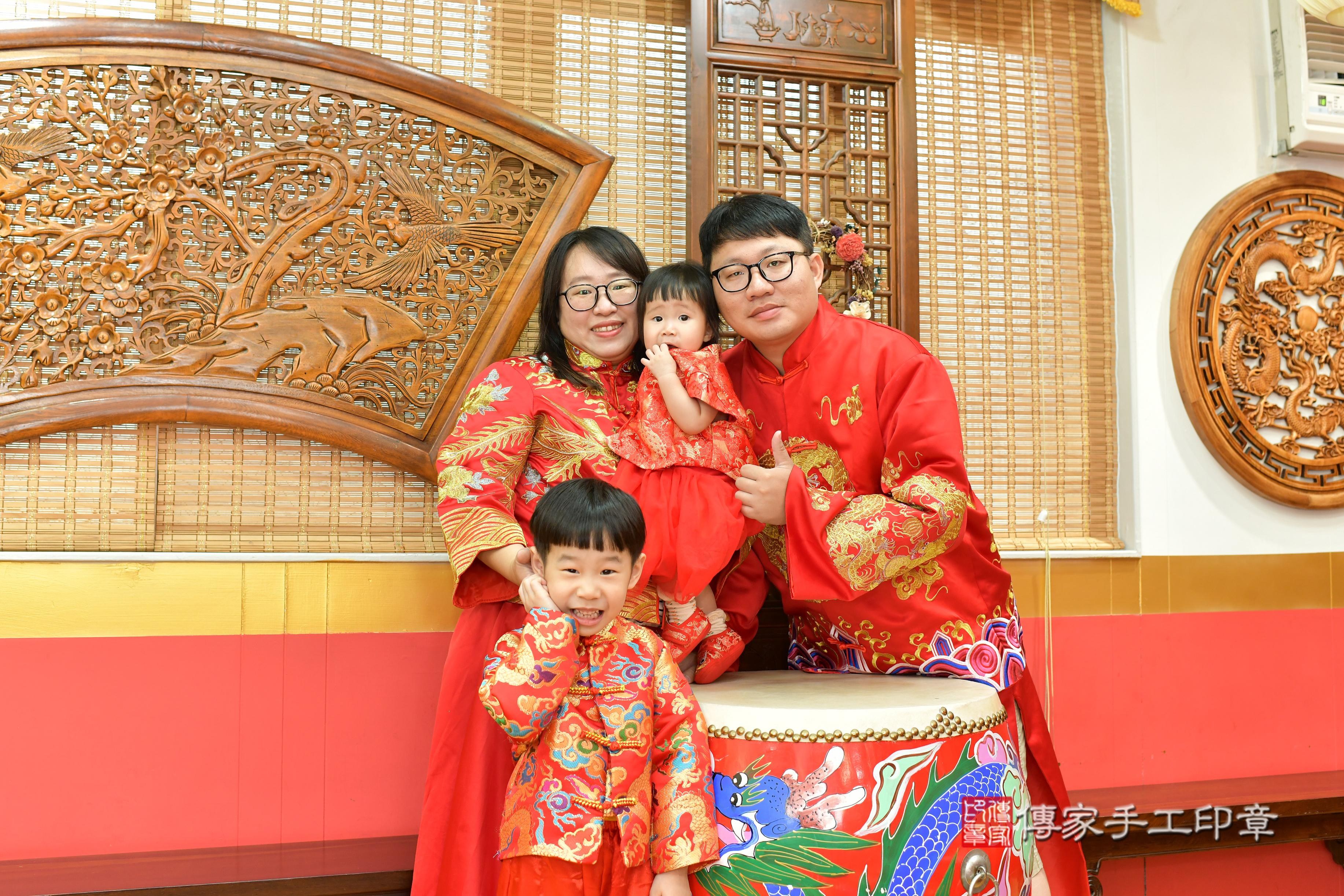 傳家手工印章桃園店、抓周、度脺、美式風會場、傳家嬰兒古禮、吉祥話、抓周道具物品24種、拍照。抓周證書。寶寶抓周、滿周歲、生日快樂、祝福