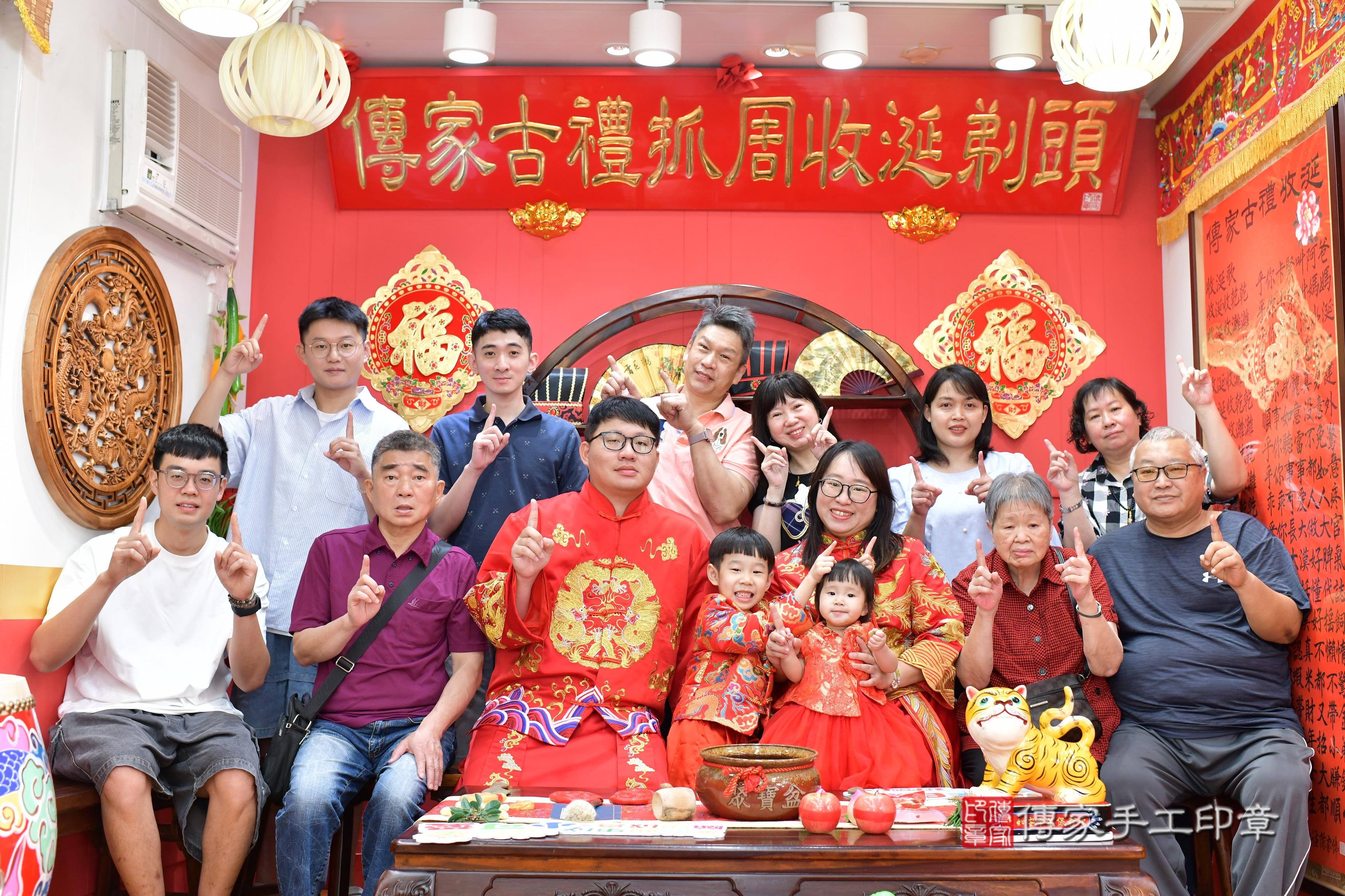 傳家手工印章桃園店、抓周、度脺、美式風會場、傳家嬰兒古禮、吉祥話、抓周道具物品24種、拍照。抓周證書。寶寶抓周、滿周歲、生日快樂、祝福