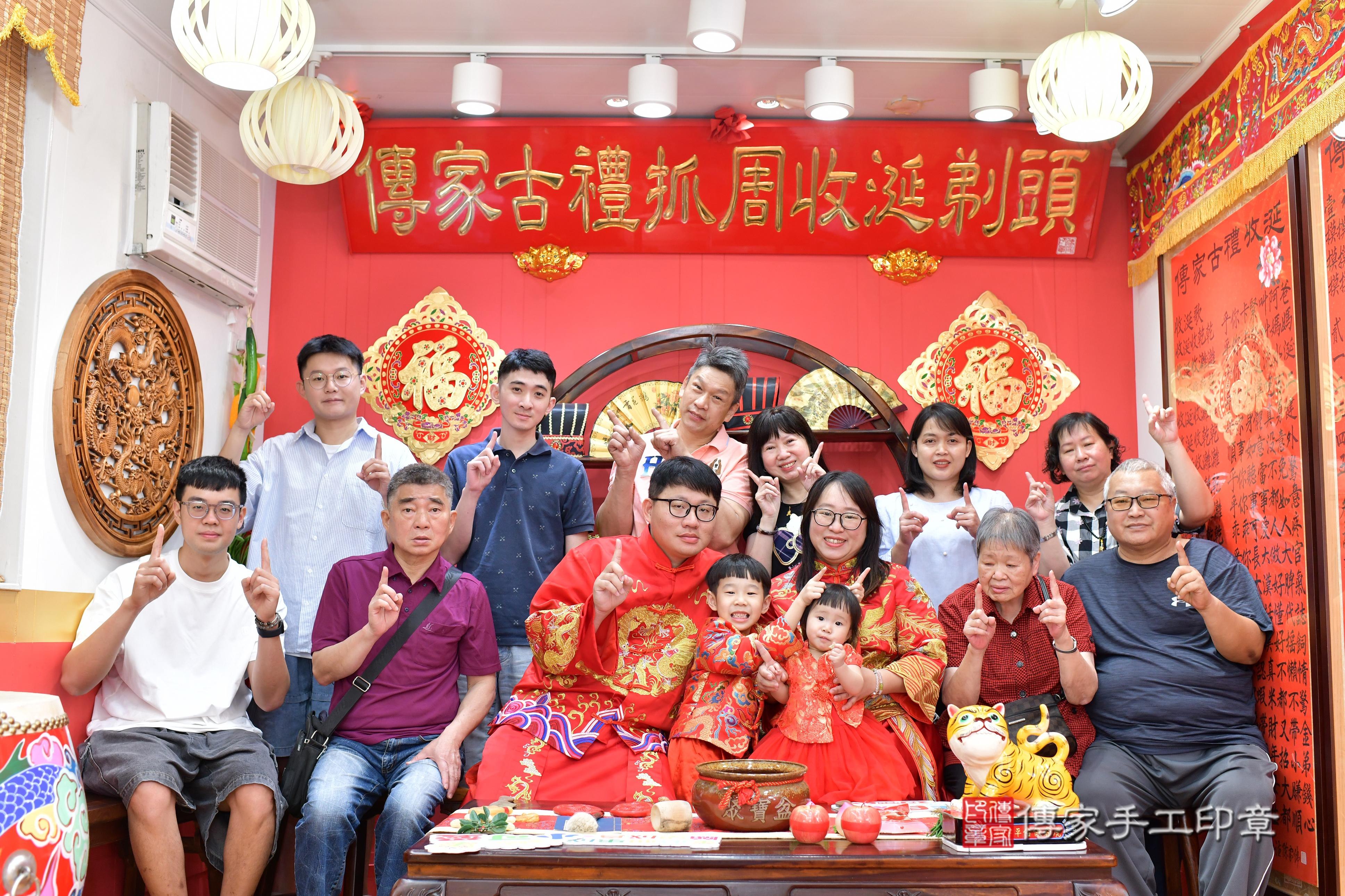 傳家手工印章桃園店、抓周、度脺、美式風會場、傳家嬰兒古禮、吉祥話、抓周道具物品24種、拍照。抓周證書。寶寶抓周、滿周歲、生日快樂、祝福