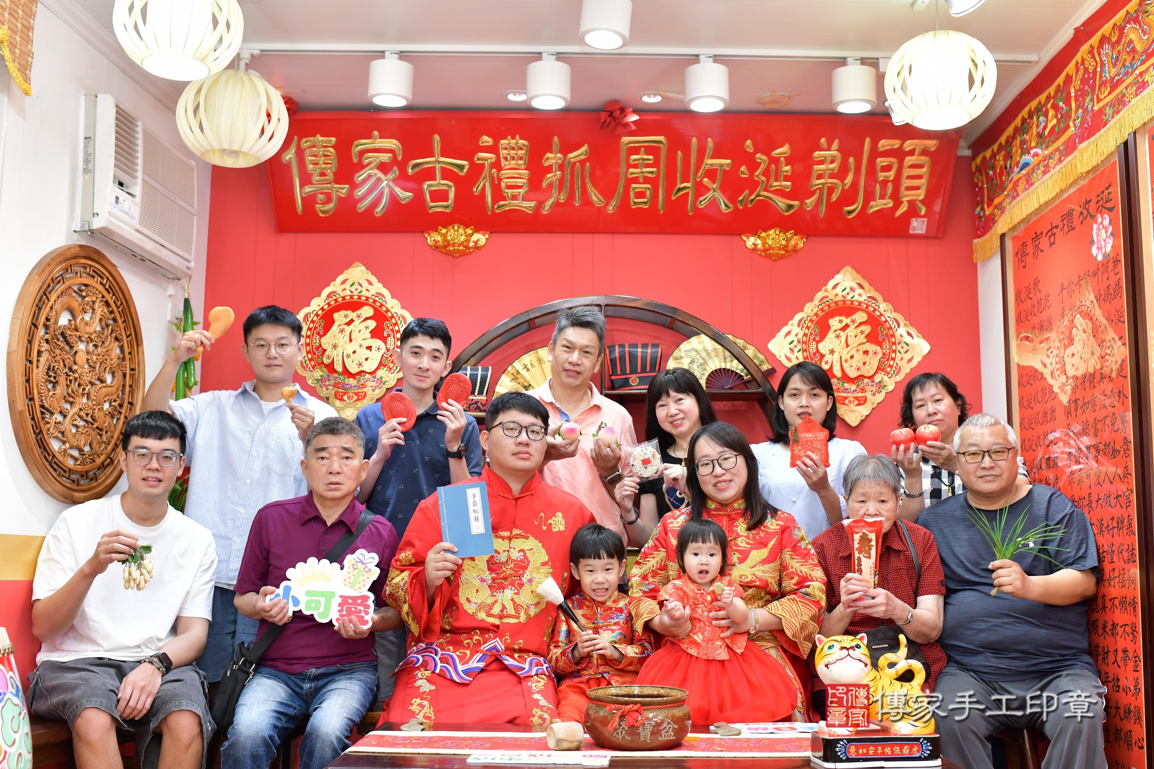 傳家手工印章桃園店、抓周、度脺、美式風會場、傳家嬰兒古禮、吉祥話、抓周道具物品24種、拍照。抓周證書。寶寶抓周、滿周歲、生日快樂、祝福