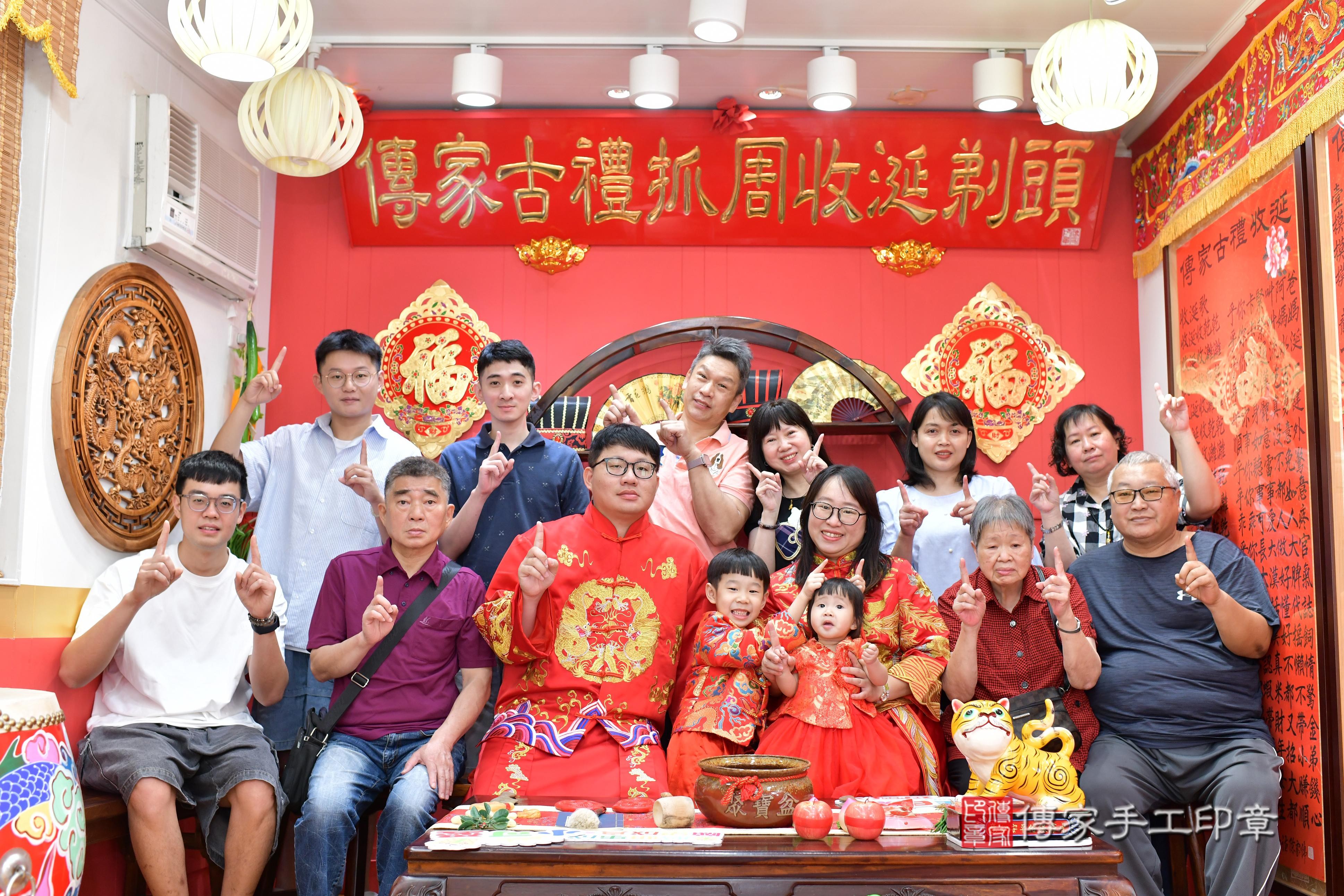 傳家手工印章桃園店、抓周、度脺、美式風會場、傳家嬰兒古禮、吉祥話、抓周道具物品24種、拍照。抓周證書。寶寶抓周、滿周歲、生日快樂、祝福