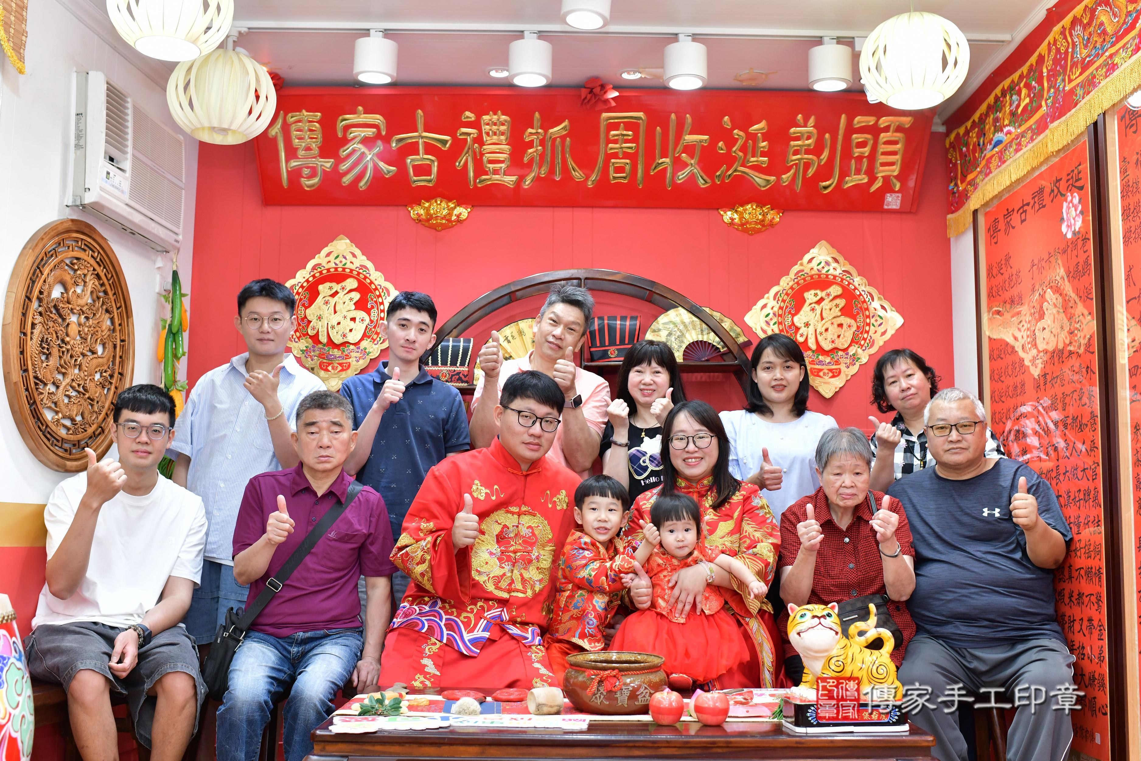 傳家手工印章桃園店、抓周、度脺、美式風會場、傳家嬰兒古禮、吉祥話、抓周道具物品24種、拍照。抓周證書。寶寶抓周、滿周歲、生日快樂、祝福