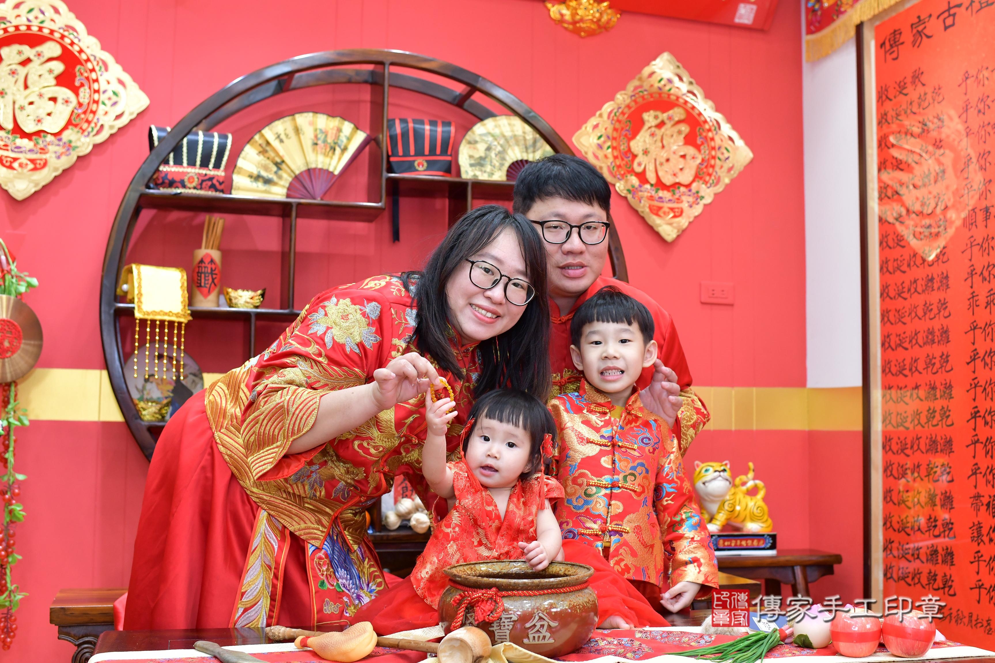 傳家手工印章桃園店、抓周、度脺、美式風會場、傳家嬰兒古禮、吉祥話、抓周道具物品24種、拍照。抓周證書。寶寶抓周、滿周歲、生日快樂、祝福