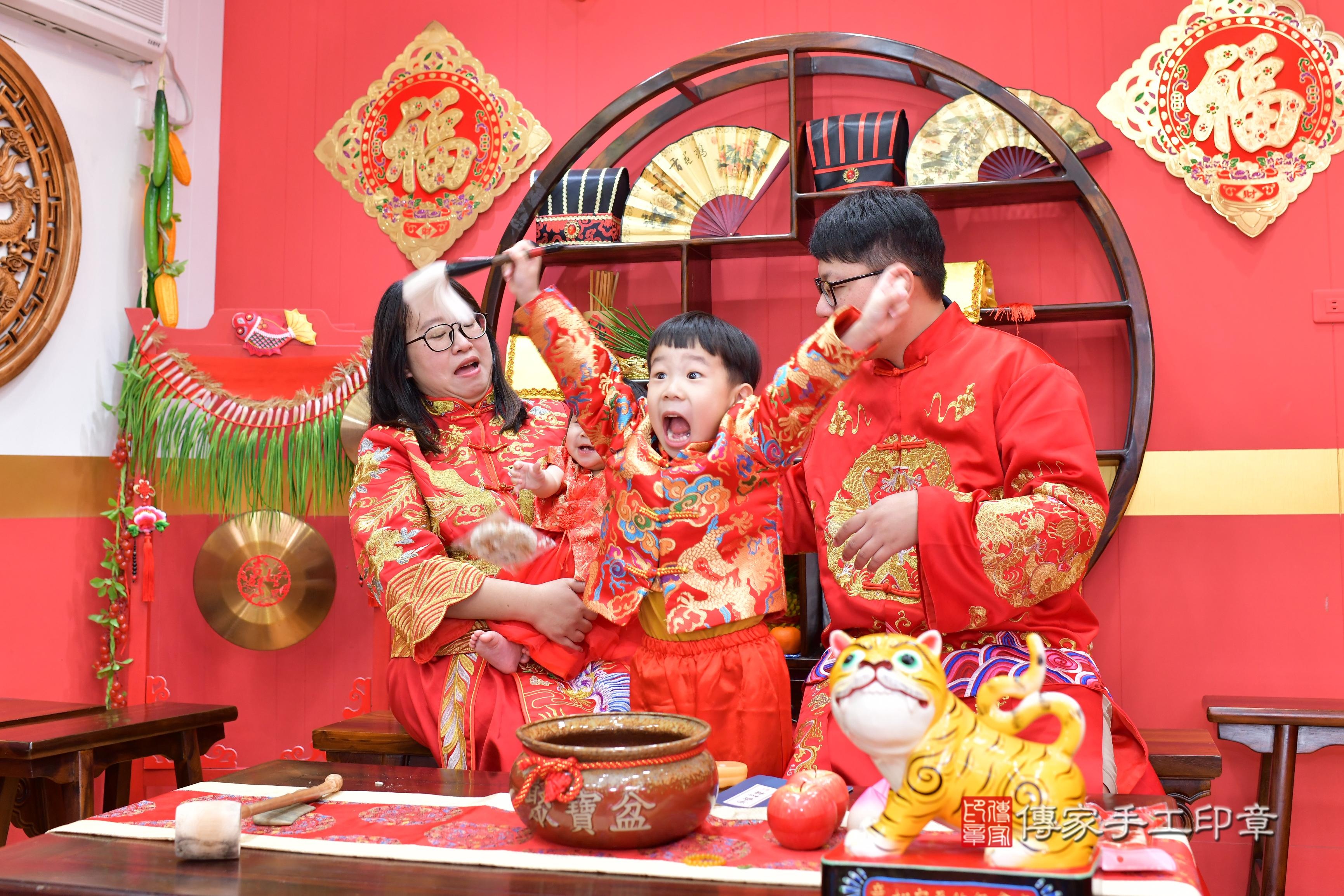 傳家手工印章桃園店、抓周、度脺、美式風會場、傳家嬰兒古禮、吉祥話、抓周道具物品24種、拍照。抓周證書。寶寶抓周、滿周歲、生日快樂、祝福