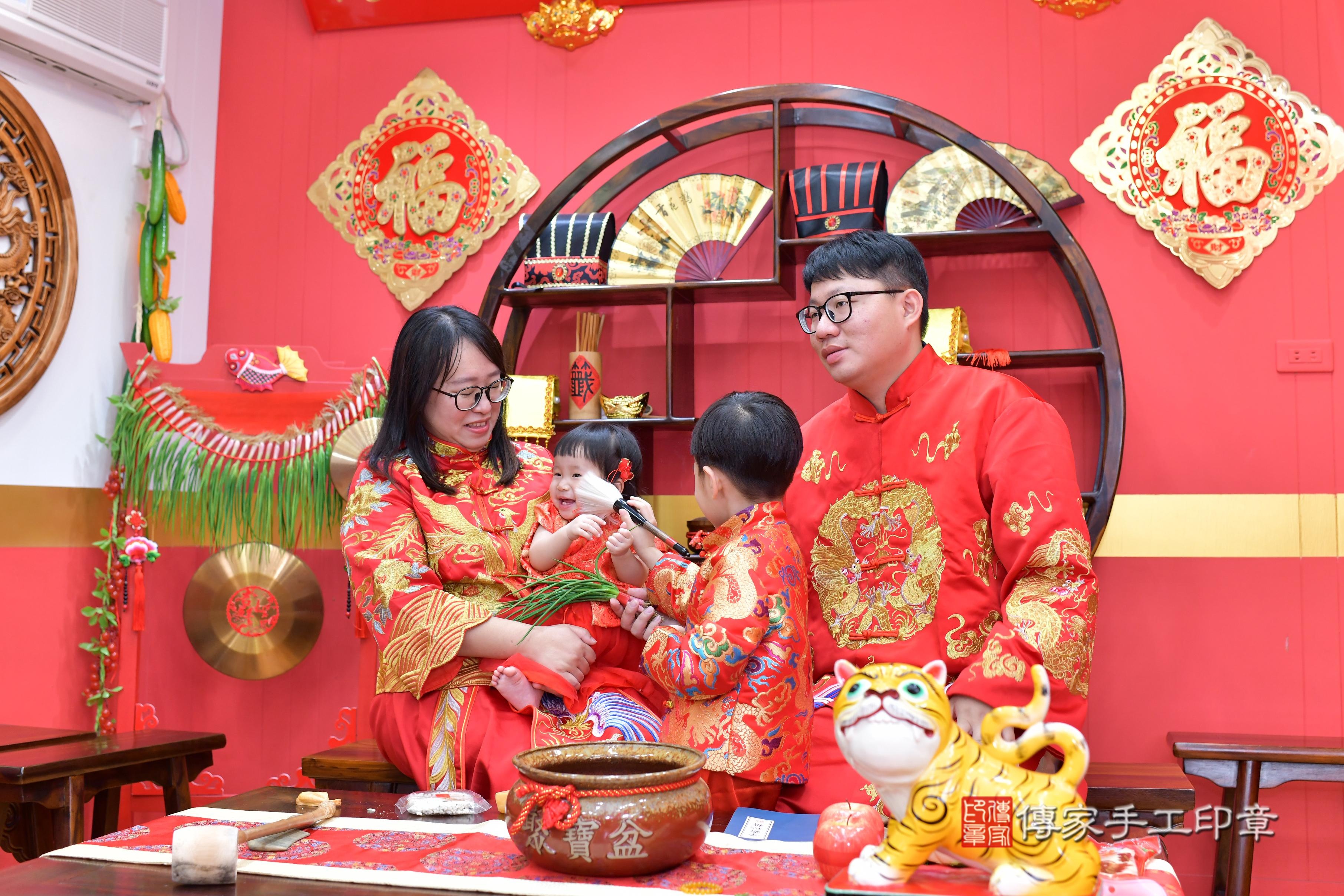傳家手工印章桃園店、抓周、度脺、美式風會場、傳家嬰兒古禮、吉祥話、抓周道具物品24種、拍照。抓周證書。寶寶抓周、滿周歲、生日快樂、祝福