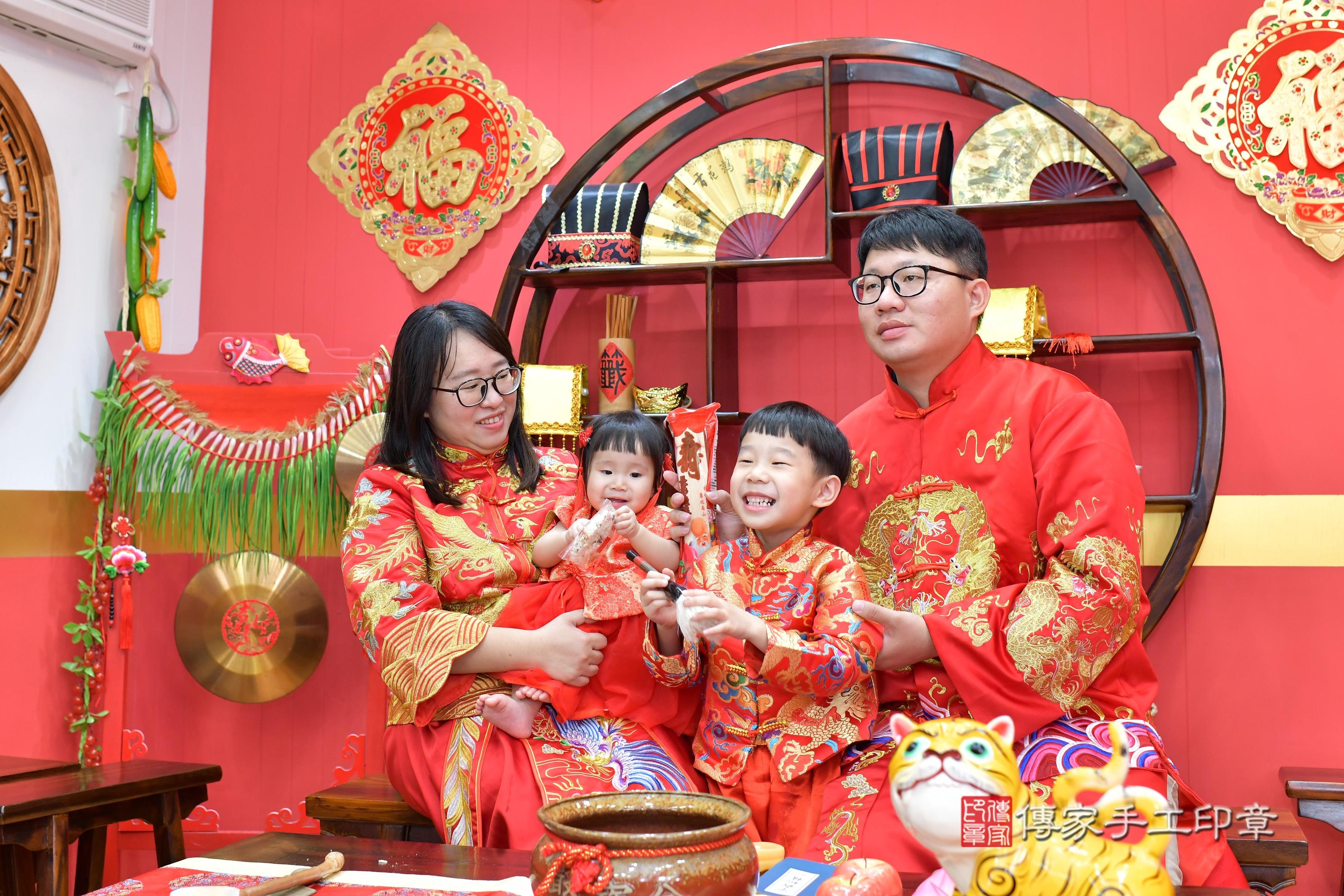 傳家手工印章桃園店、抓周、度脺、美式風會場、傳家嬰兒古禮、吉祥話、抓周道具物品24種、拍照。抓周證書。寶寶抓周、滿周歲、生日快樂、祝福