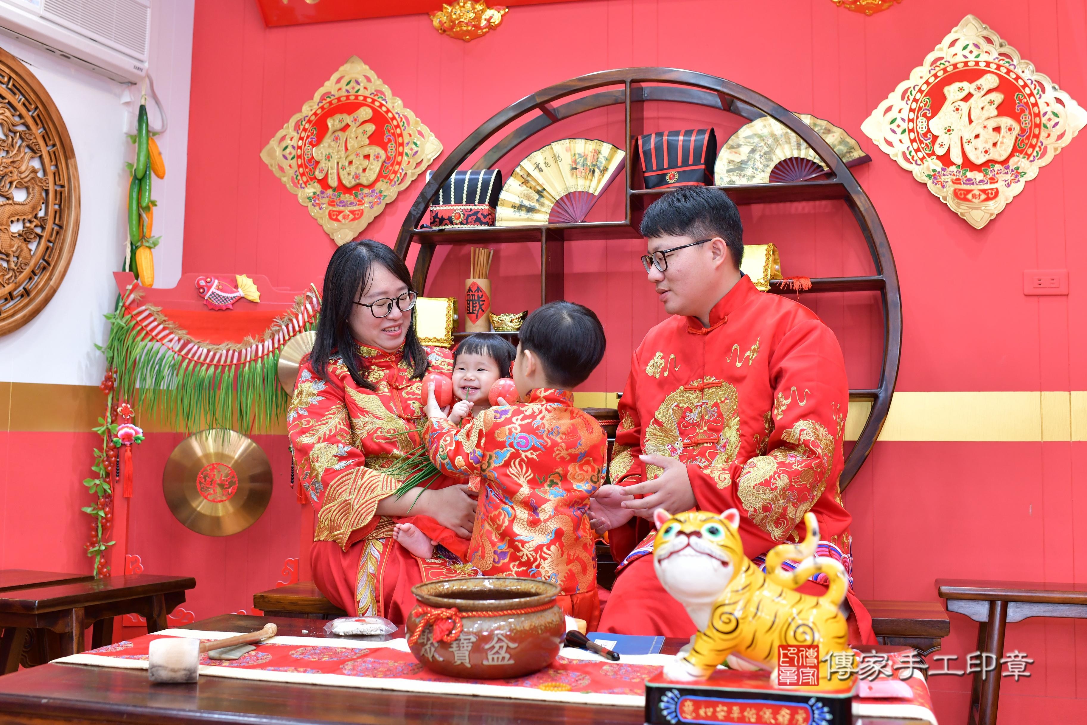 傳家手工印章桃園店、抓周、度脺、美式風會場、傳家嬰兒古禮、吉祥話、抓周道具物品24種、拍照。抓周證書。寶寶抓周、滿周歲、生日快樂、祝福