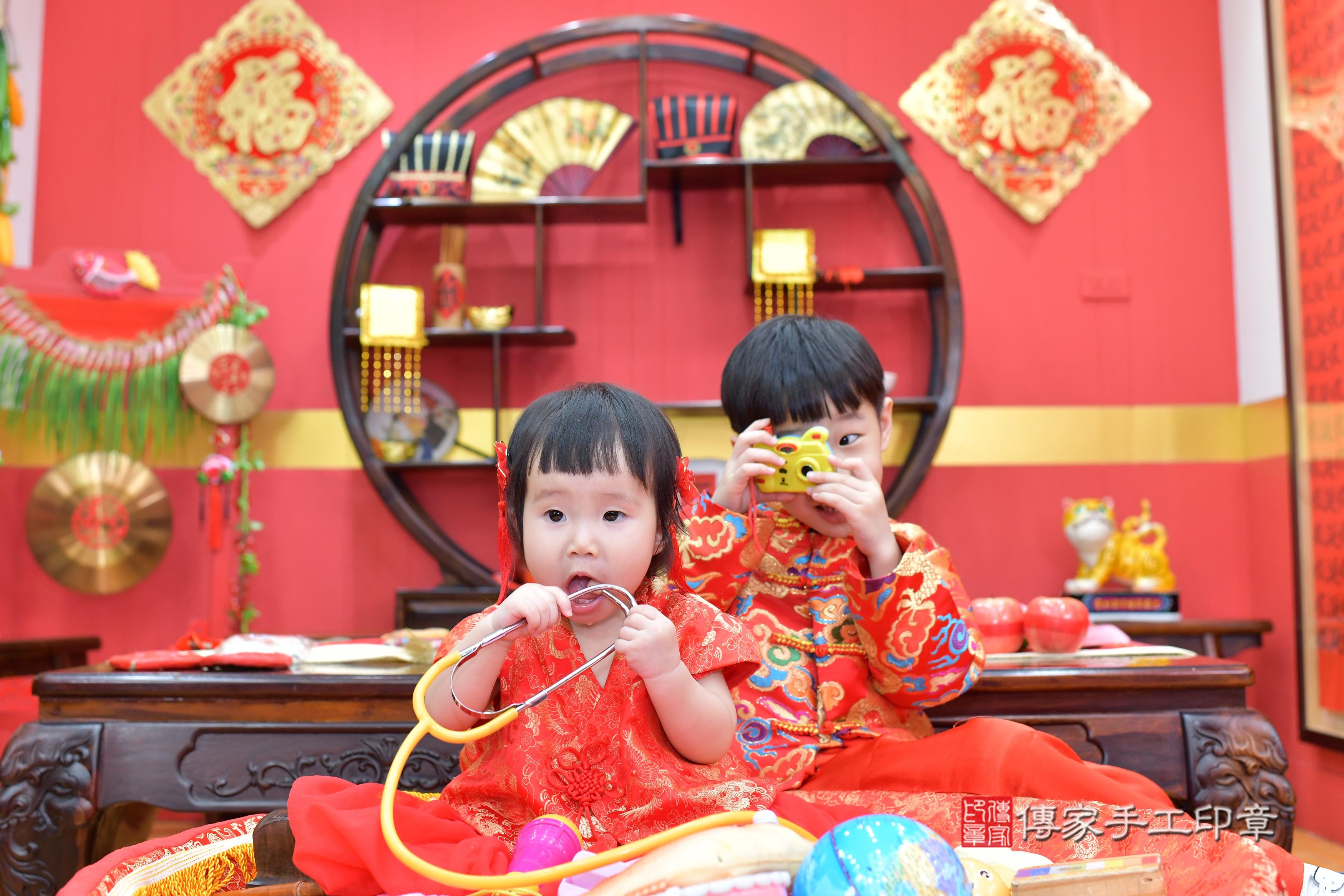 傳家手工印章桃園店、抓周、度脺、美式風會場、傳家嬰兒古禮、吉祥話、抓周道具物品24種、拍照。抓周證書。寶寶抓周、滿周歲、生日快樂、祝福