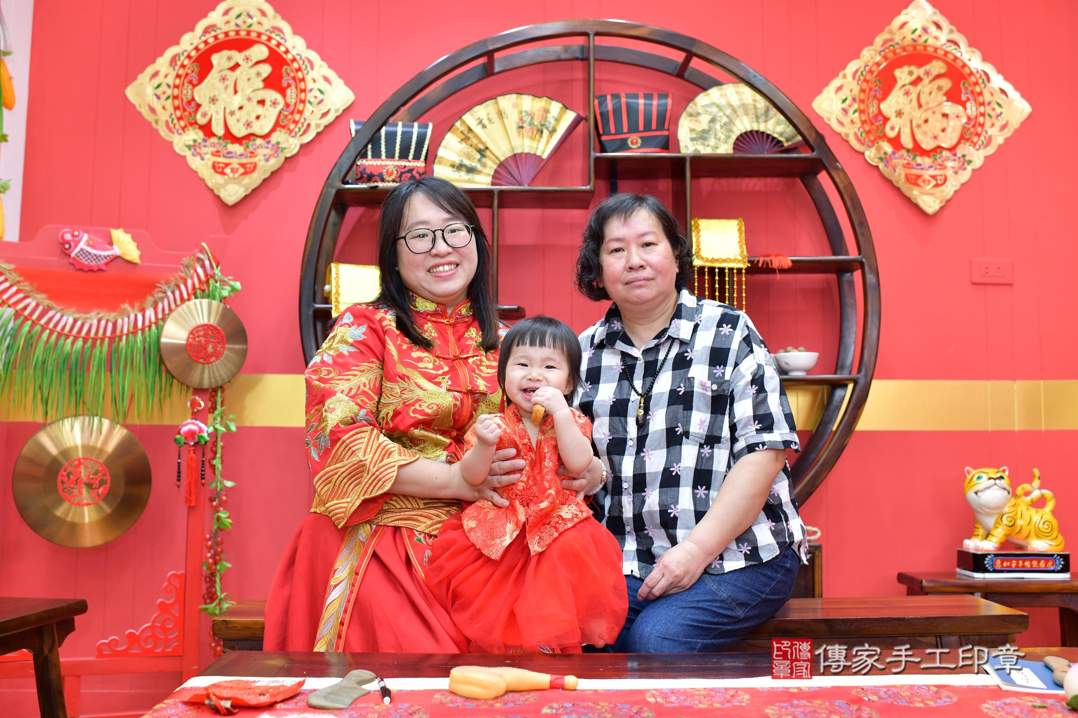 傳家手工印章桃園店、抓周、度脺、美式風會場、傳家嬰兒古禮、吉祥話、抓周道具物品24種、拍照。抓周證書。寶寶抓周、滿周歲、生日快樂、祝福